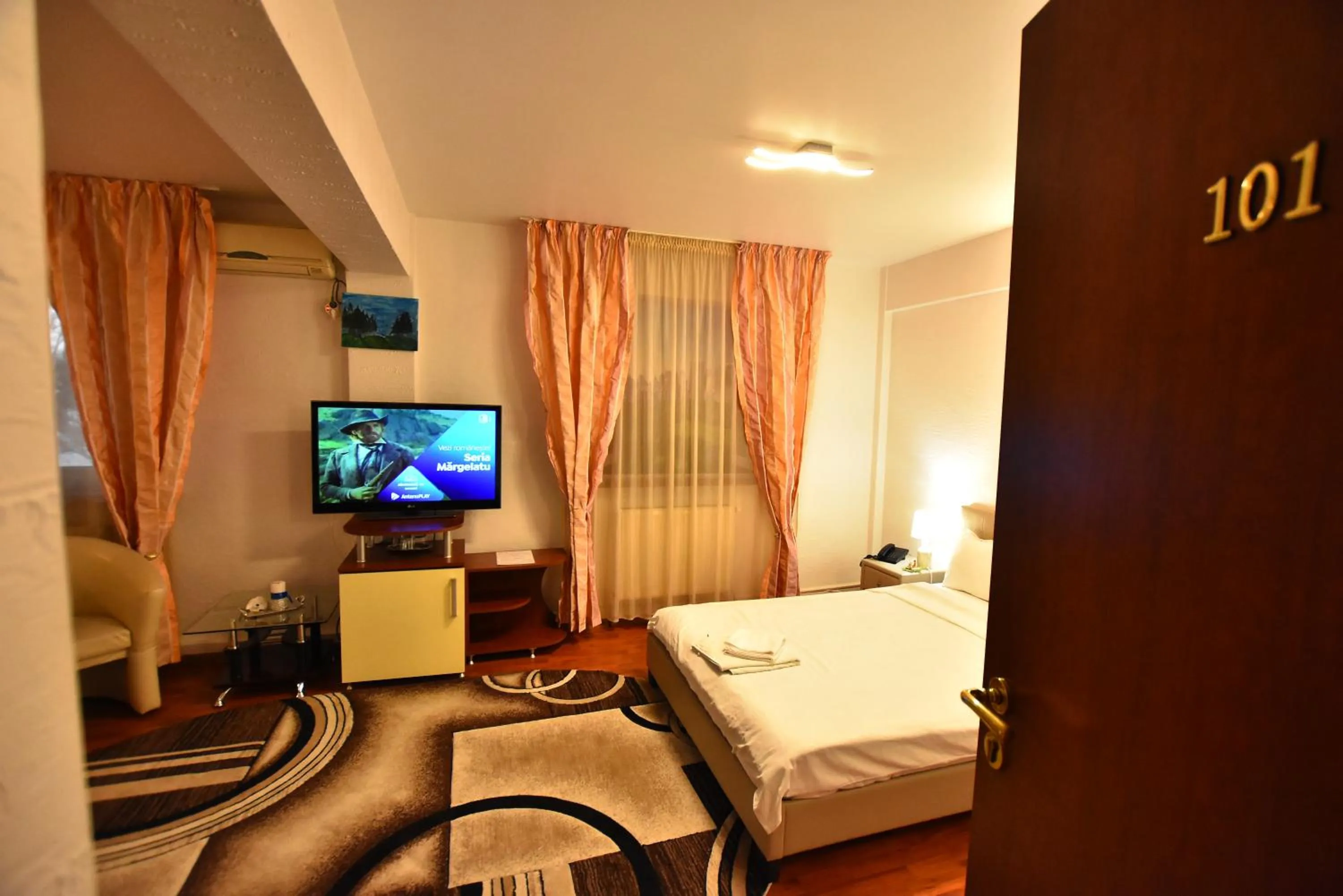 Photo of the whole room, Bed in Hotel Euphoria