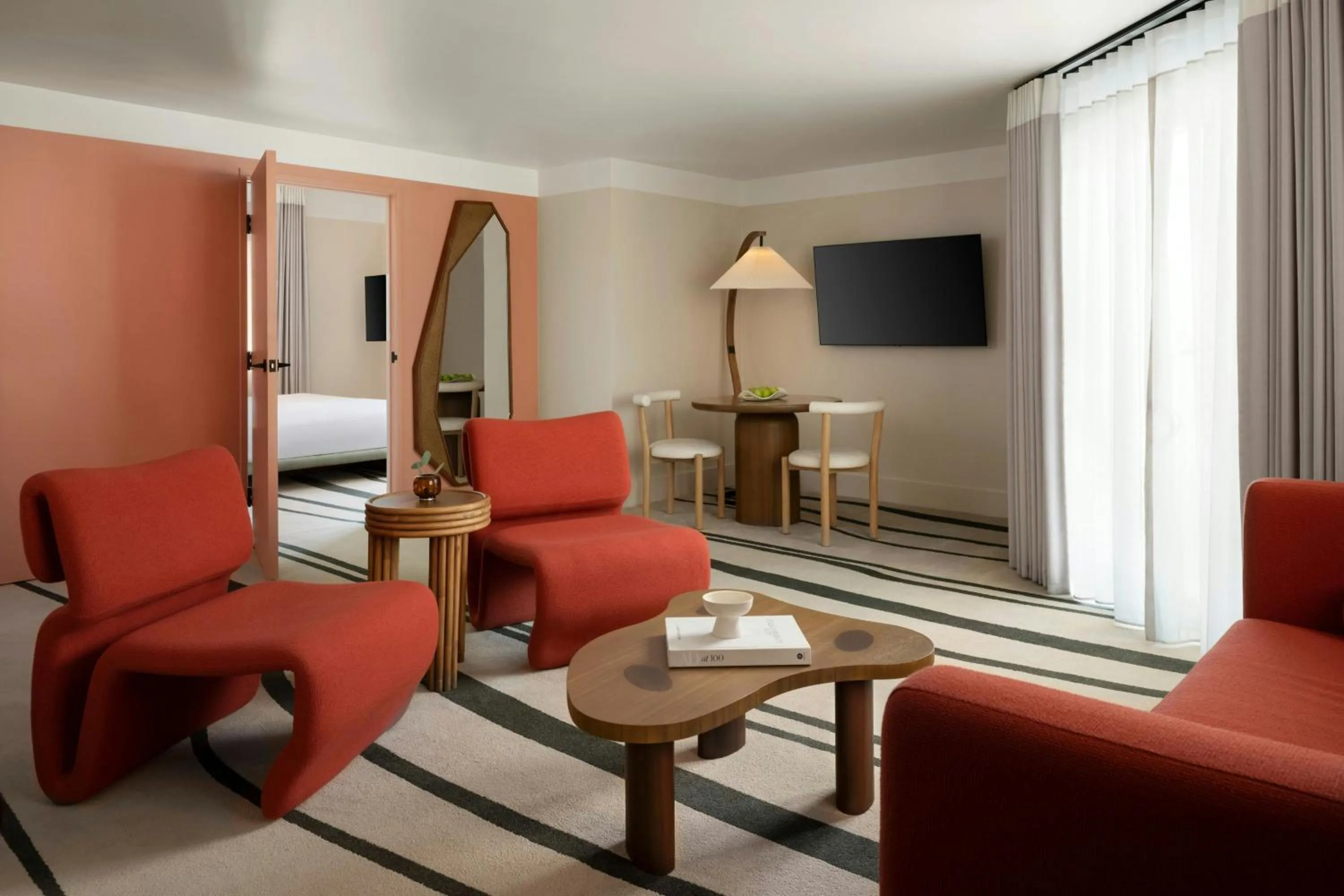 Living room, Bed in Sandbourne Santa Monica, Autograph Collection