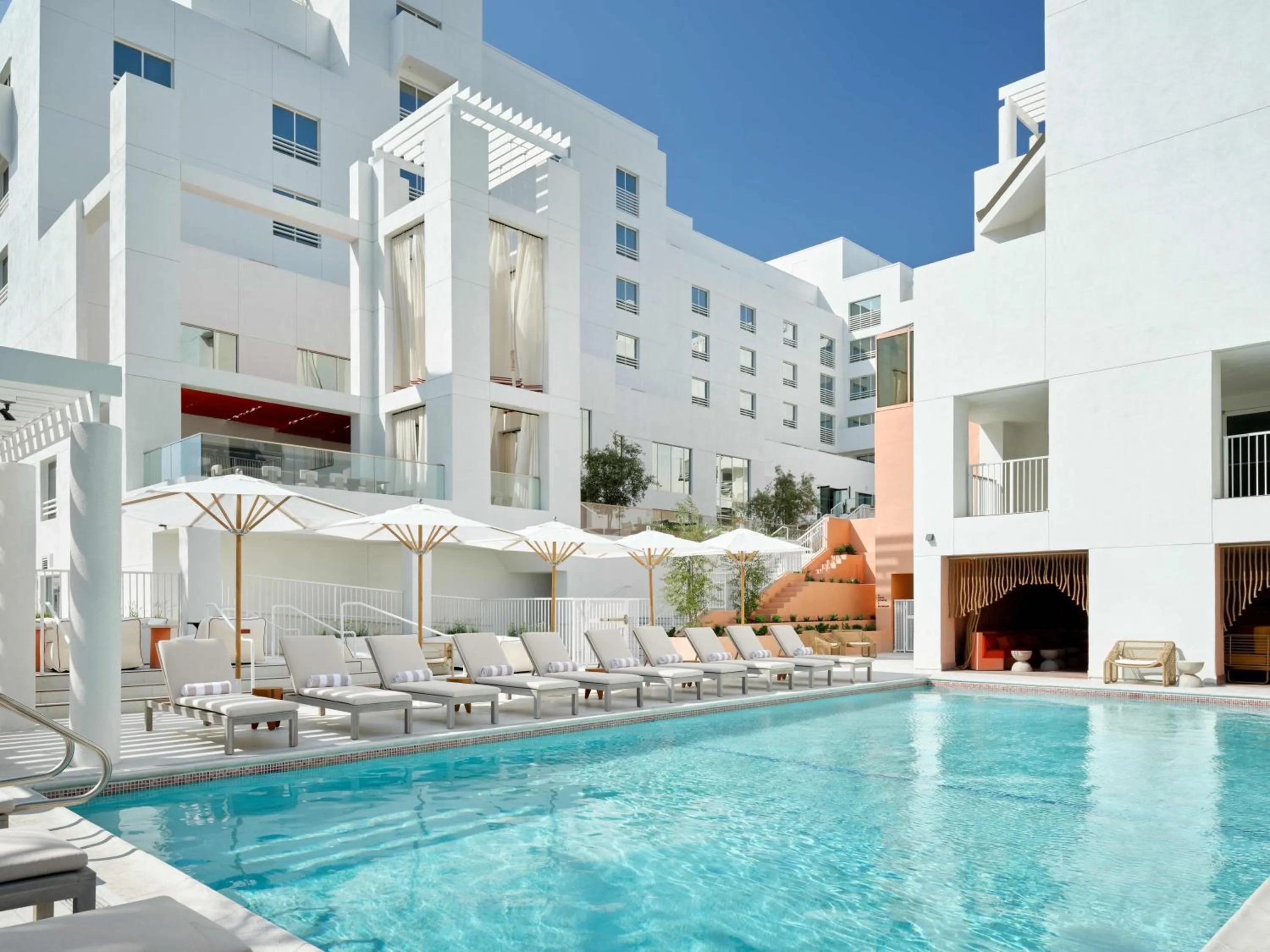 Swimming pool in Sandbourne Santa Monica, Autograph Collection