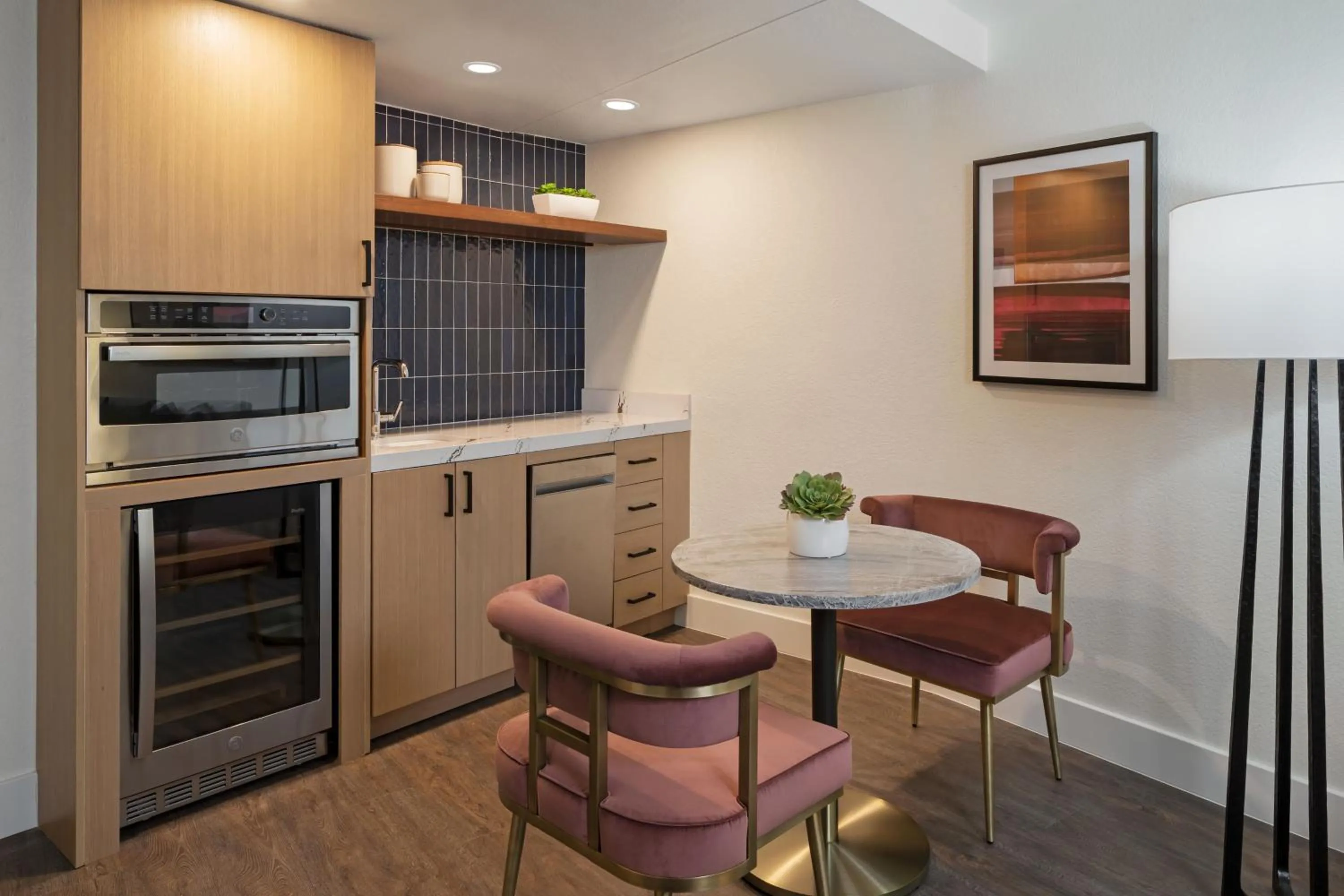 Kitchen or kitchenette in Burton House, Beverly Hills, A Tribute Portfolio Hotel