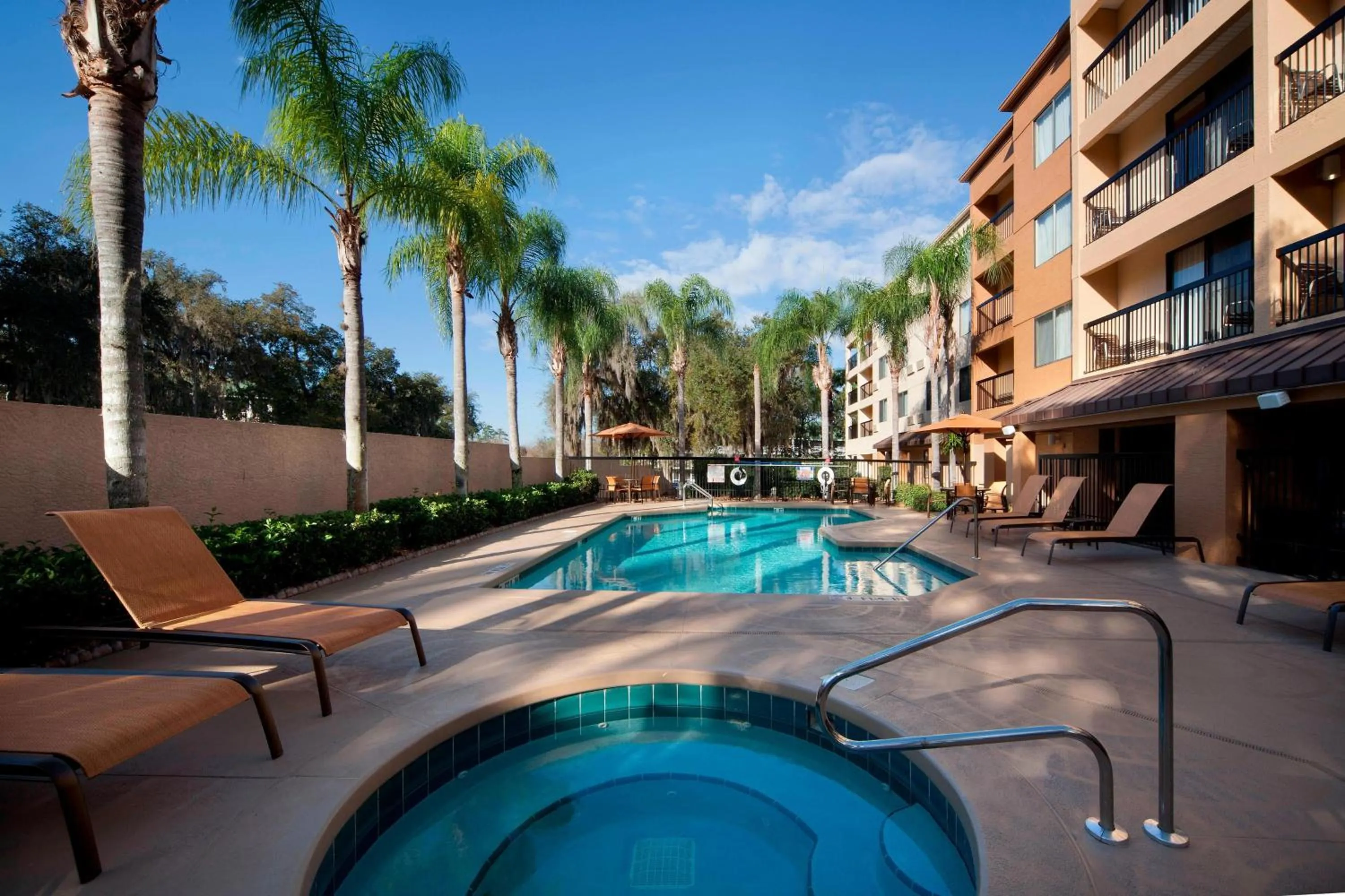 Swimming pool in Courtyard by Marriott Orlando East/UCF Area