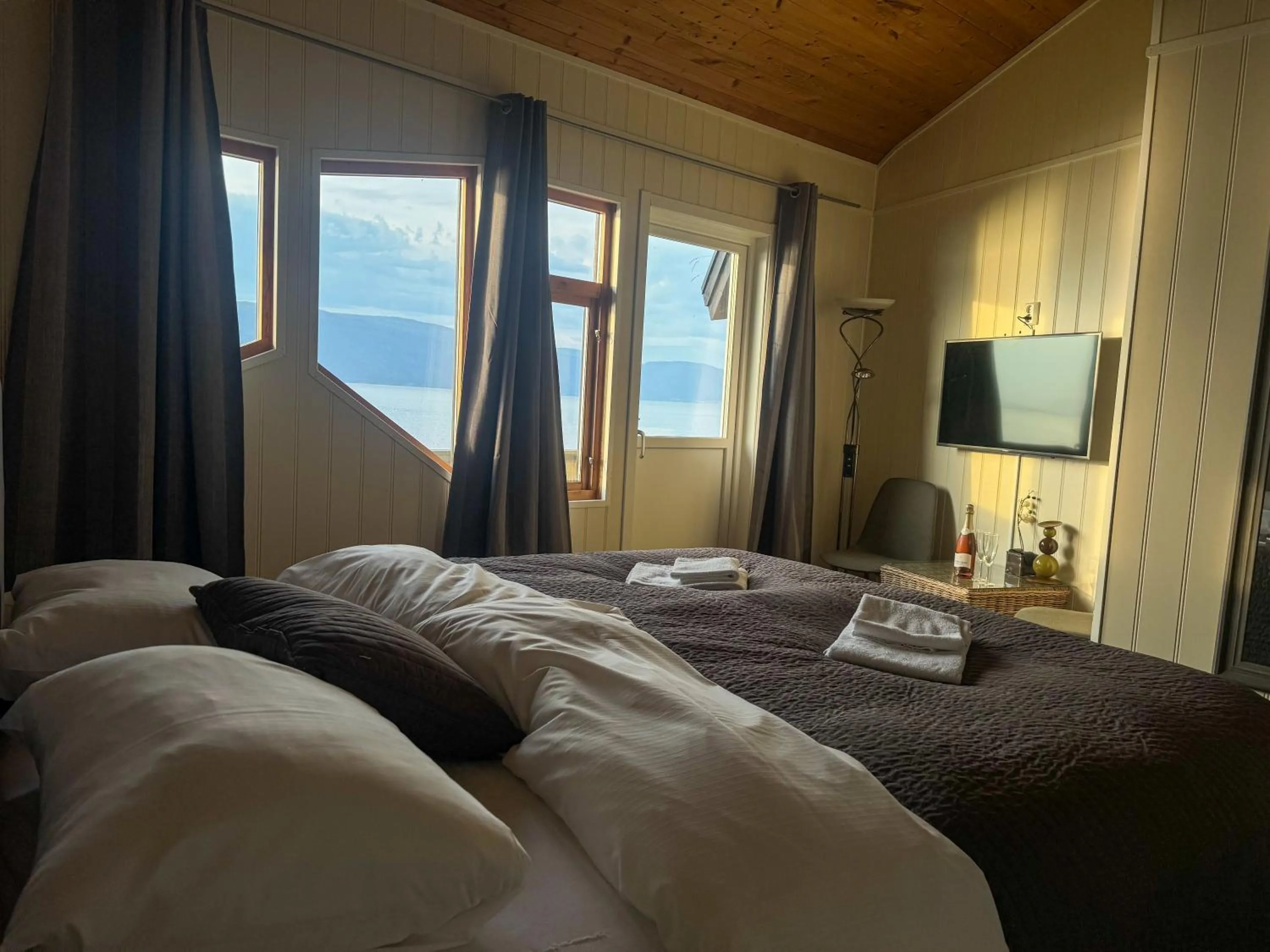 Bedroom, Bed in Brekkestranda Fjordhotel