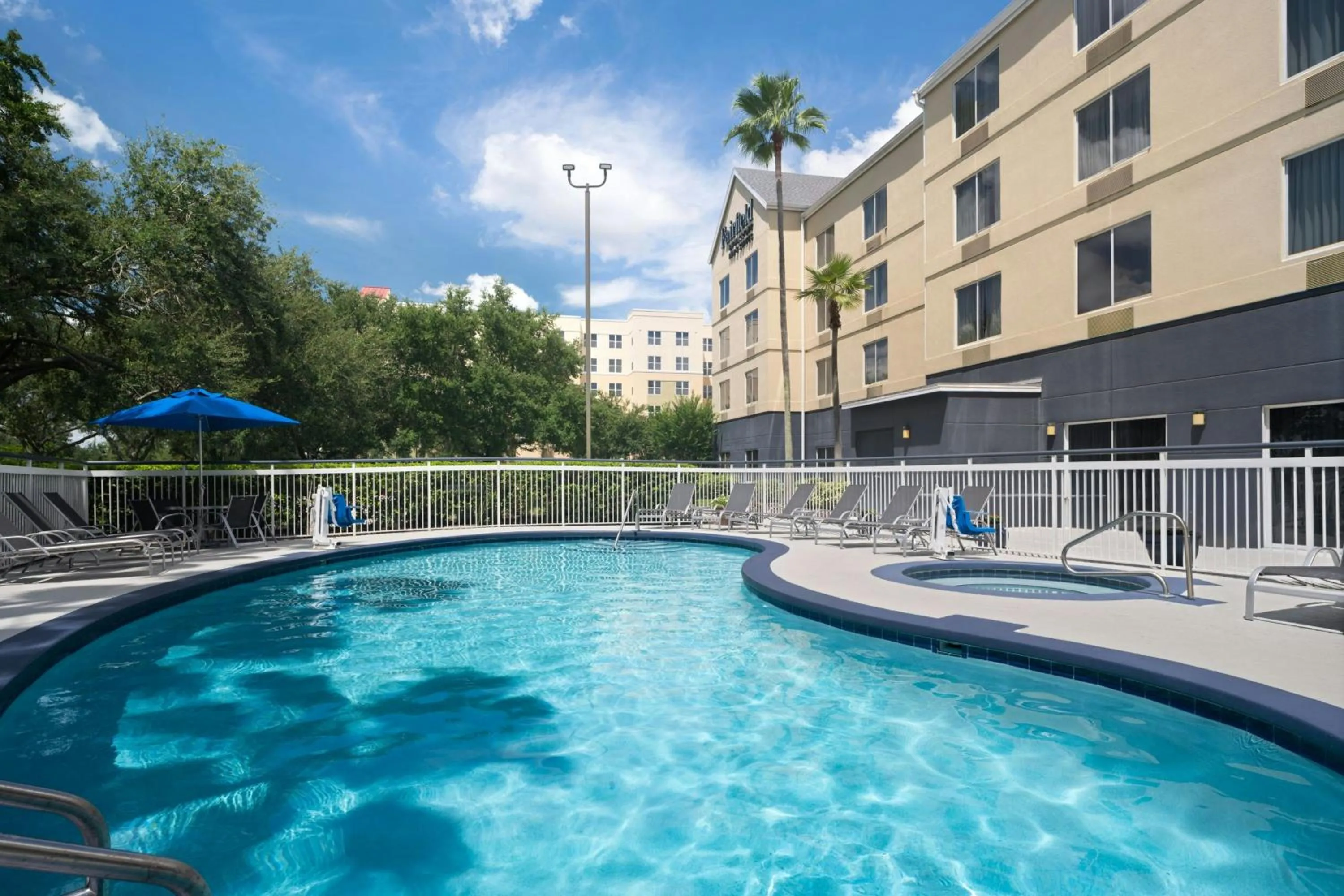 Swimming pool in Fairfield Inn Orlando Airport
