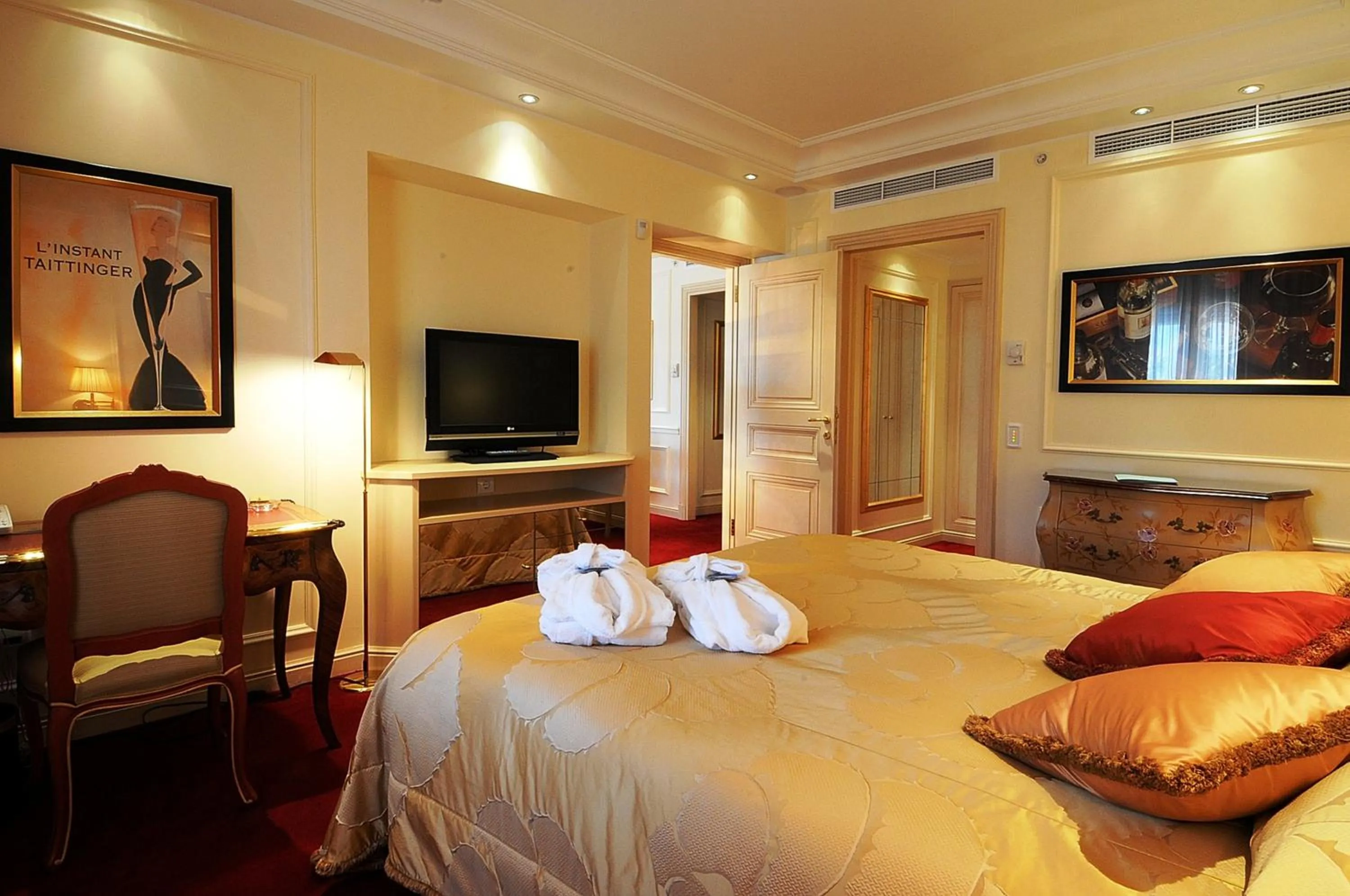 TV and multimedia, Bed in Club Hotel Casino Loutraki