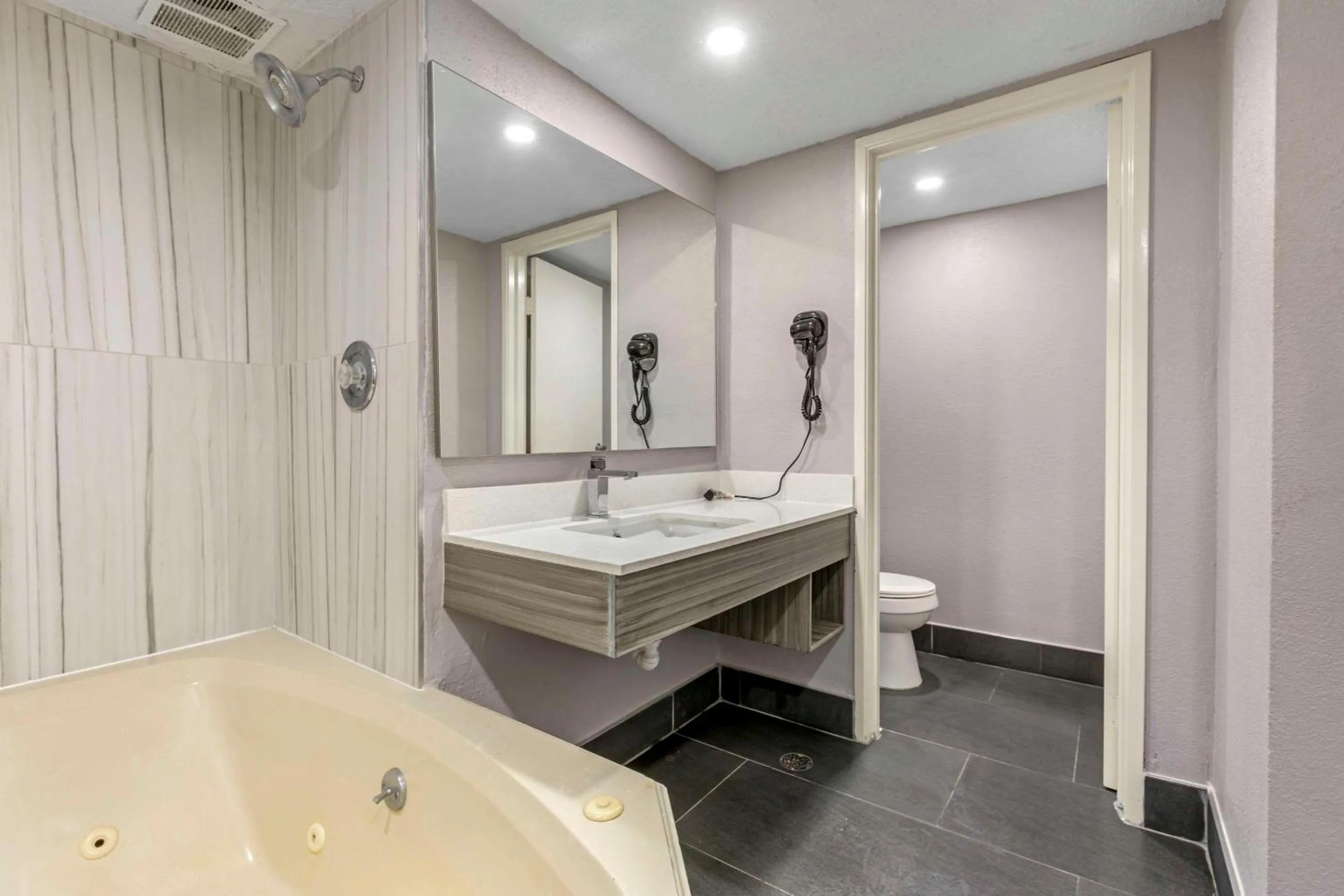 Bedroom in Quality Inn Newberry