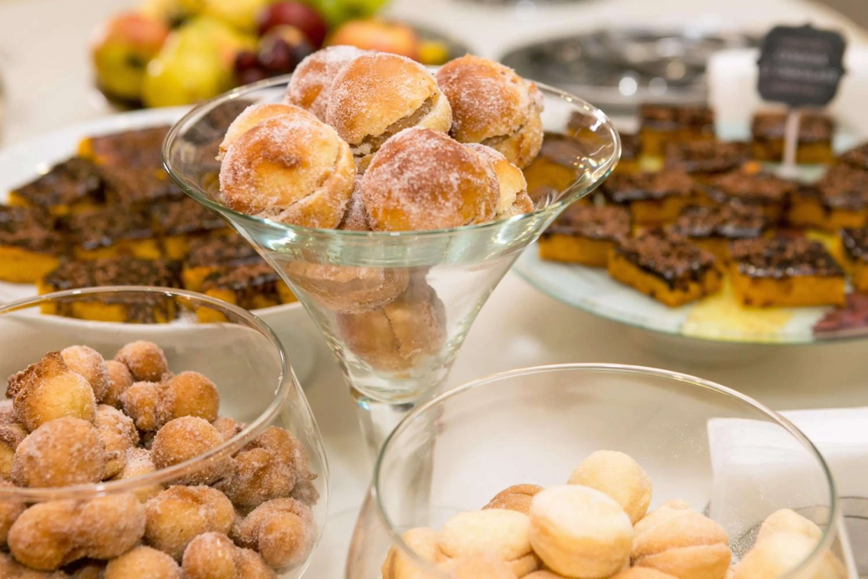 Buffet breakfast in Hotel Minas Tower Leopoldina By Samba