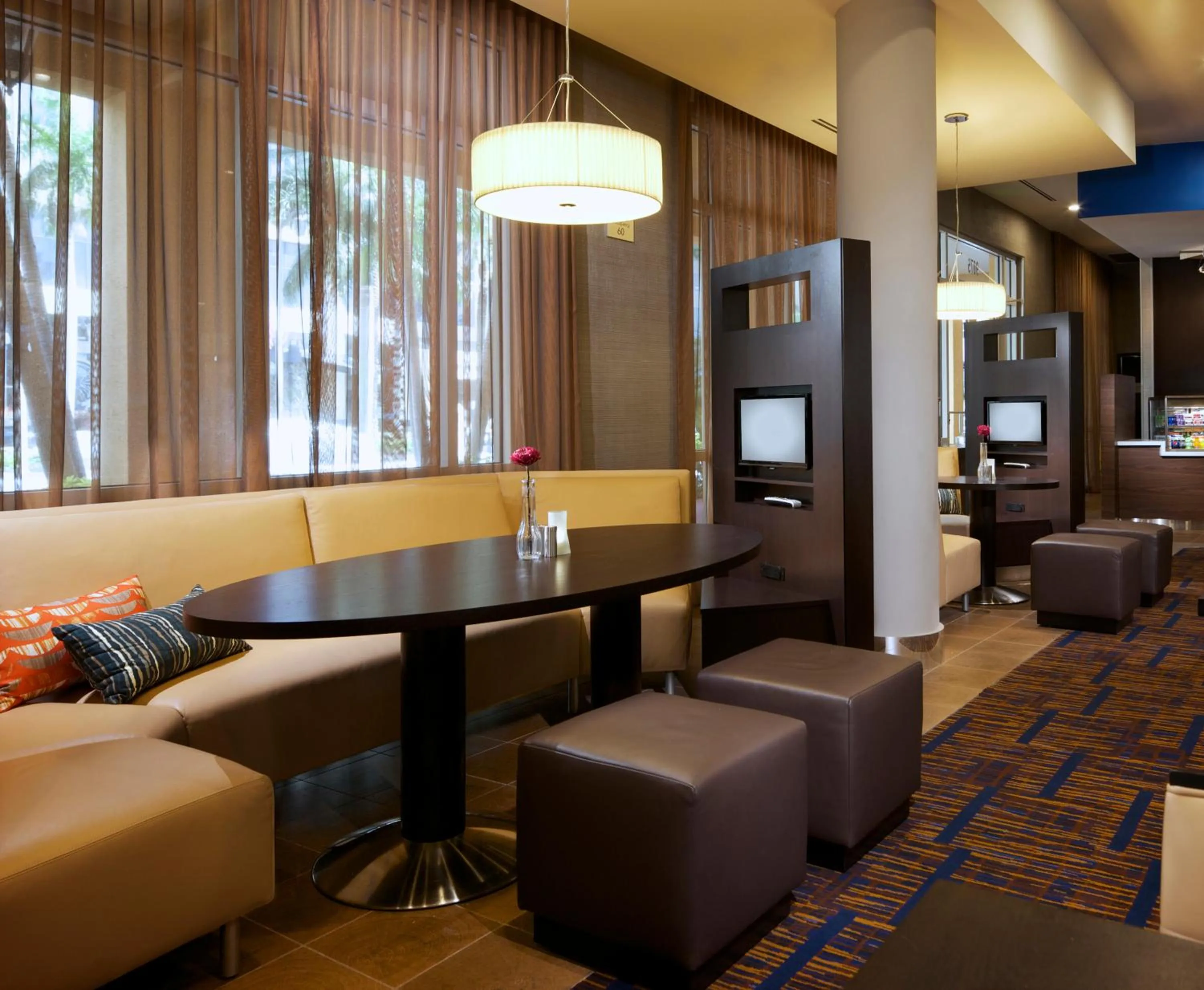 Lobby or reception in Courtyard Miami Dadeland