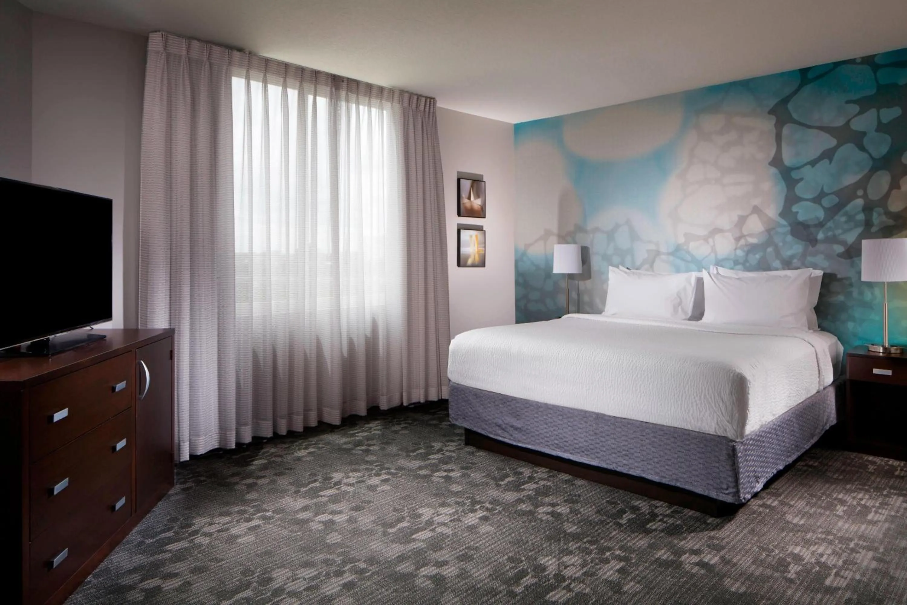 Photo of the whole room, Bed in Courtyard Miami Dadeland