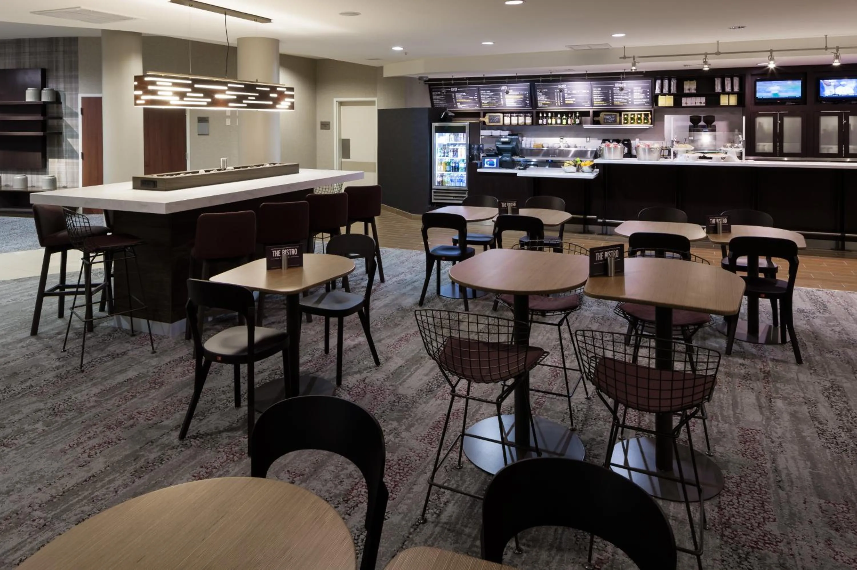 Dining area in Courtyard by Marriott Miami at Dolphin Mall