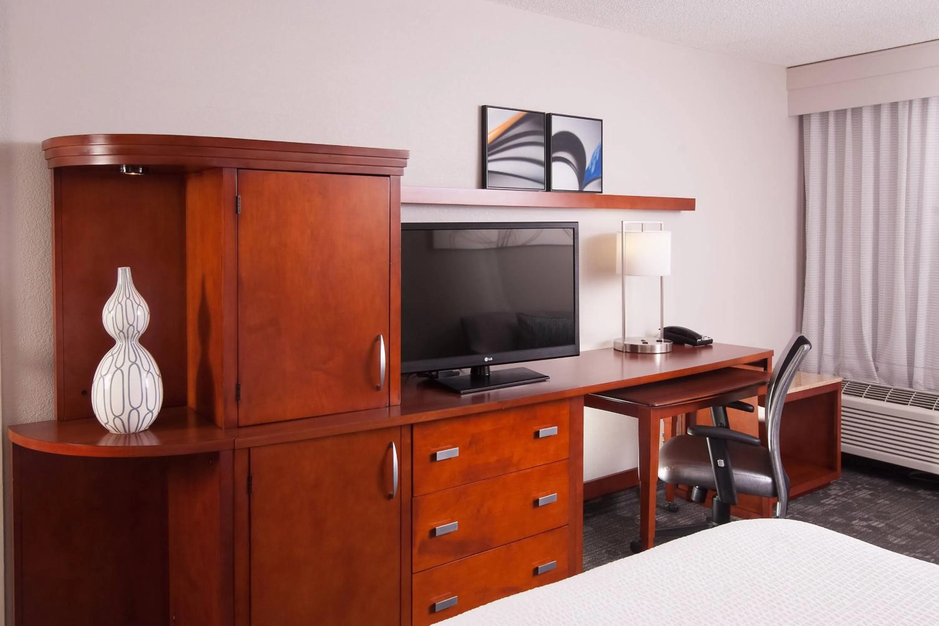 Bedroom, Bed in Courtyard Miami Coral Gables