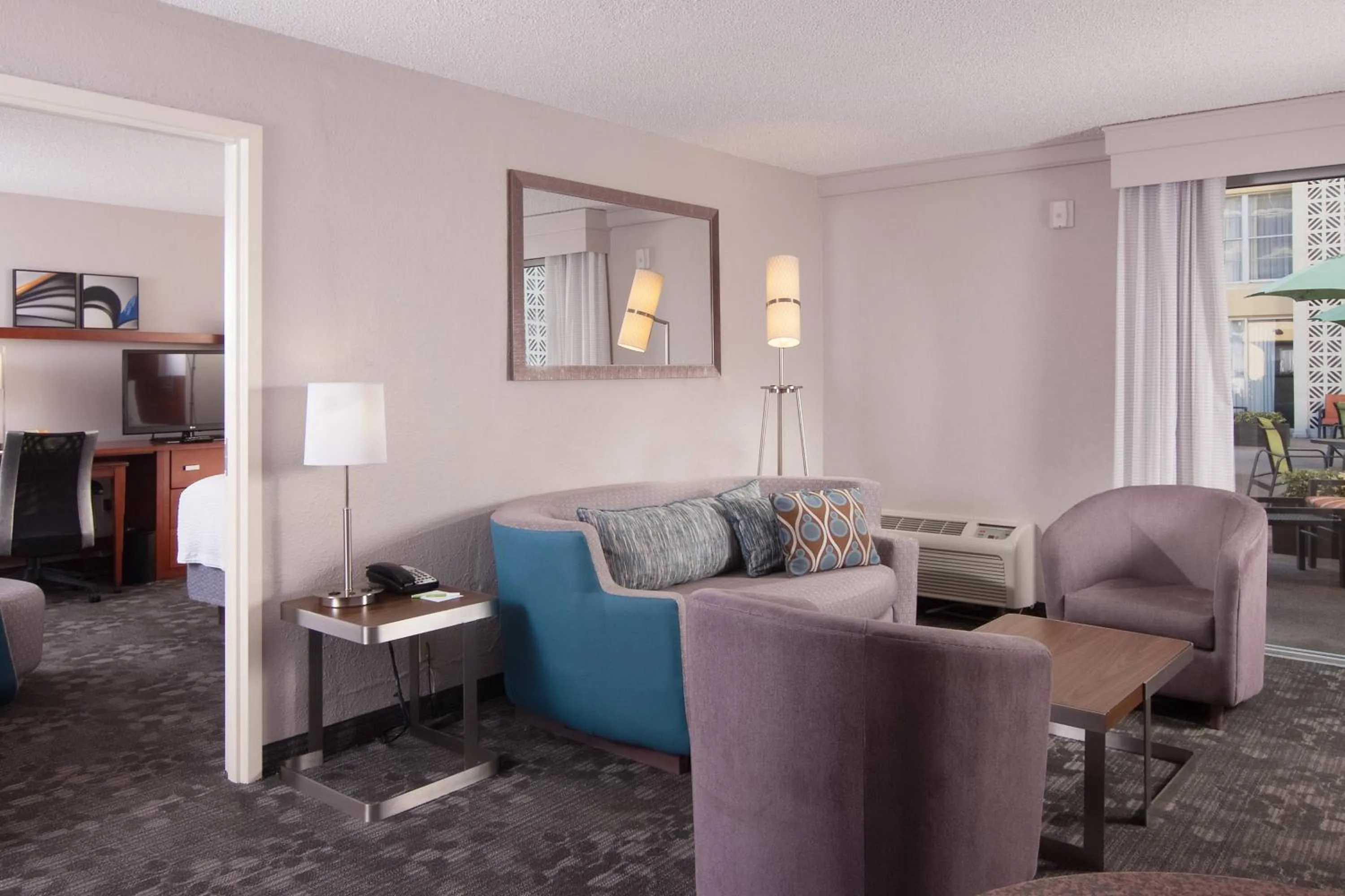 Living room in Courtyard Miami Coral Gables