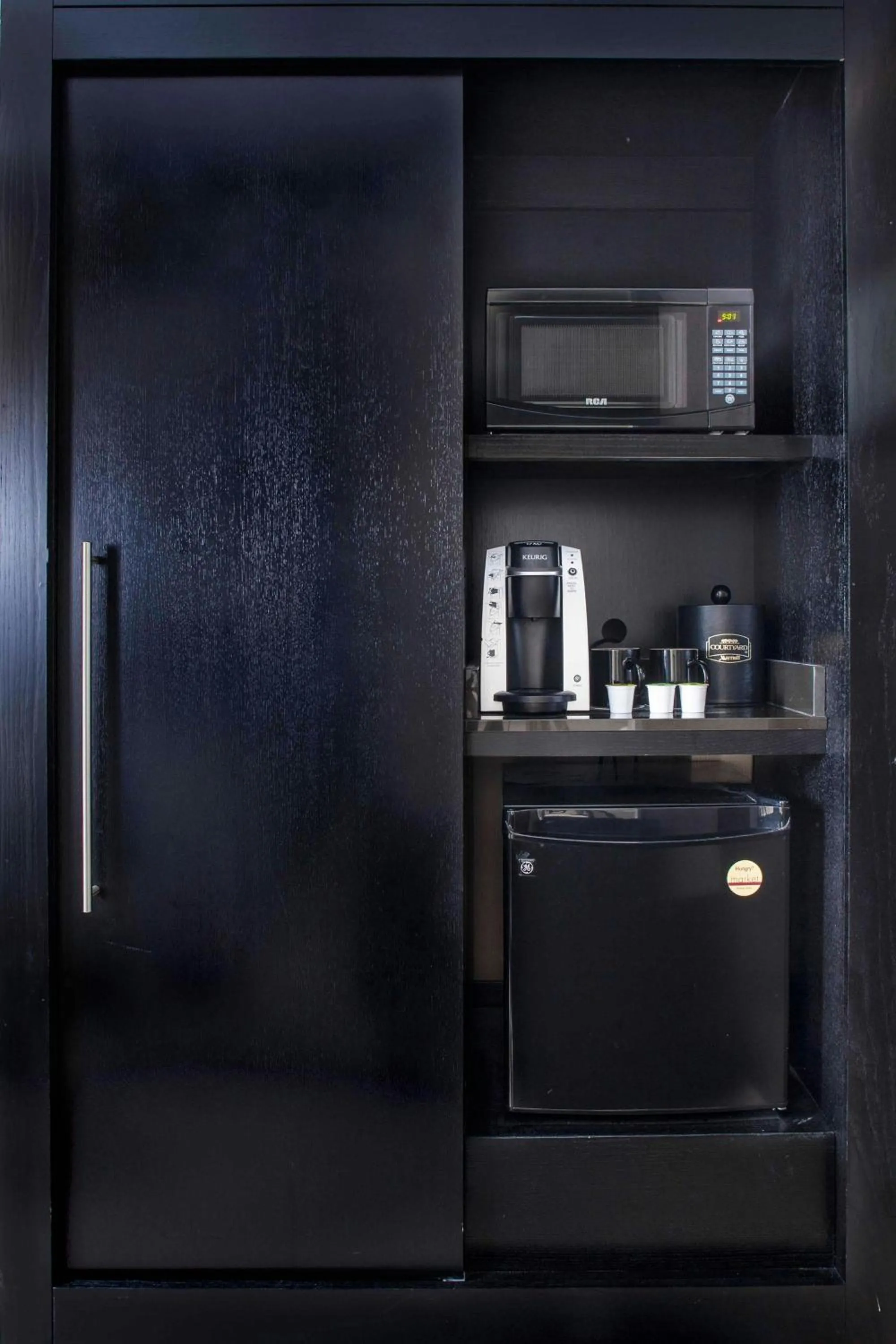 Photo of the whole room in Courtyard by Marriott New York JFK Airport