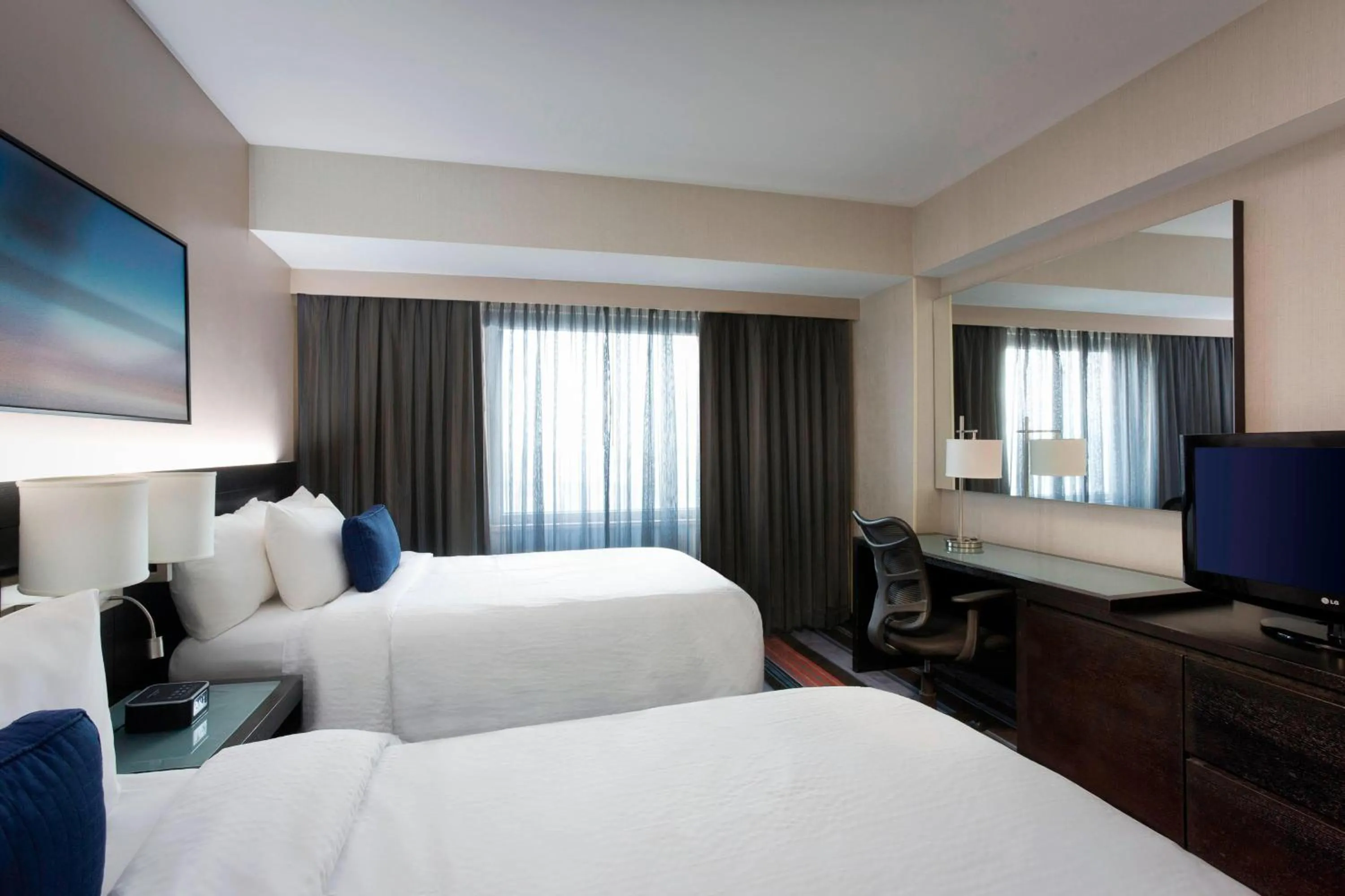 Photo of the whole room, Bed in Courtyard by Marriott New York JFK Airport