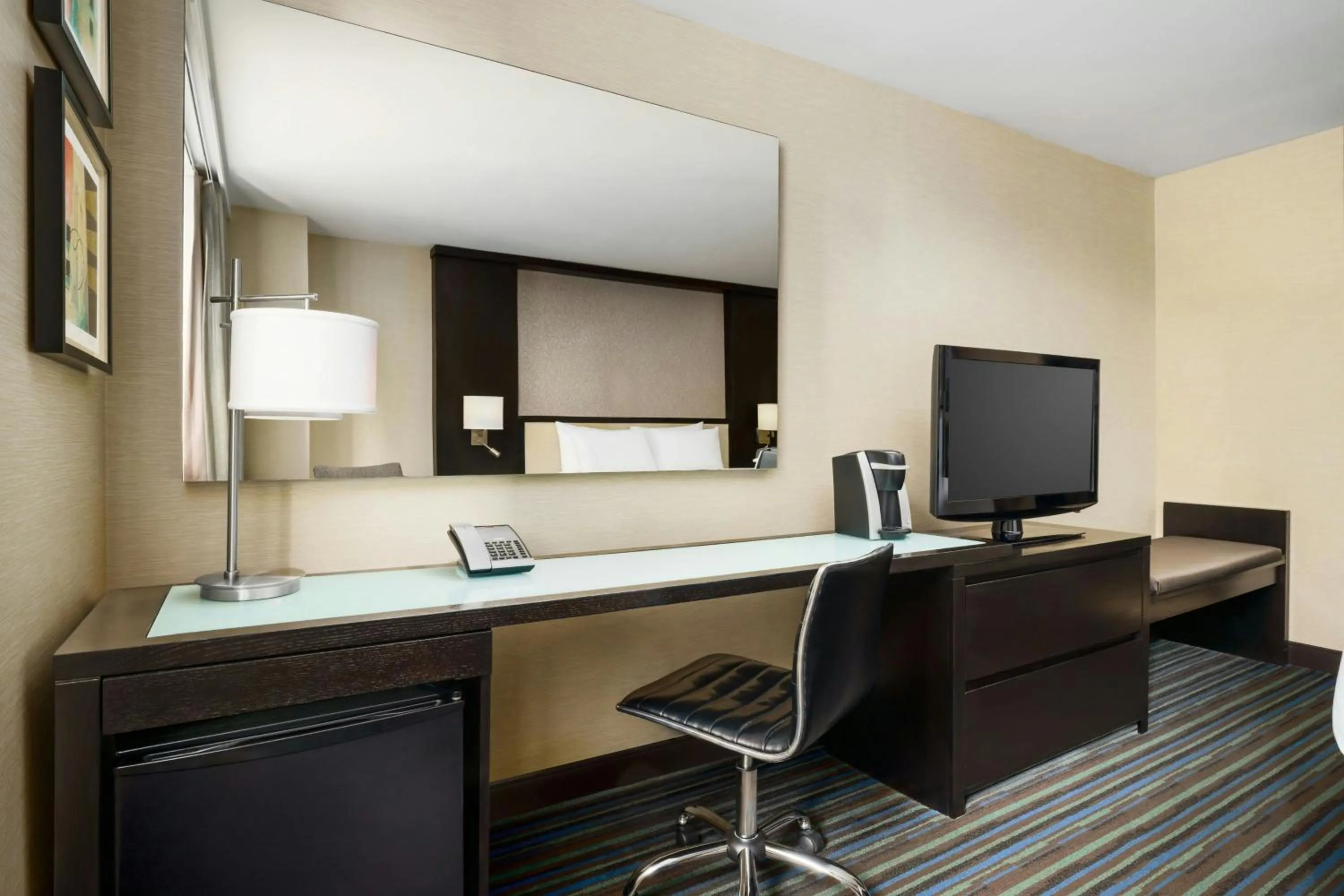 Photo of the whole room in Courtyard New York Manhattan/Times Square