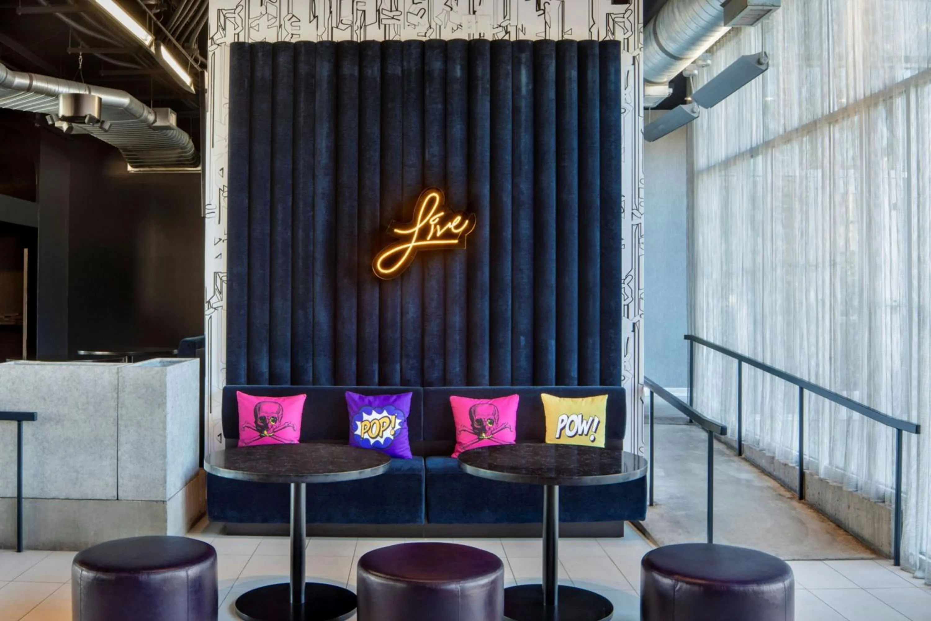 Lounge or bar in Aloft Phoenix Airport
