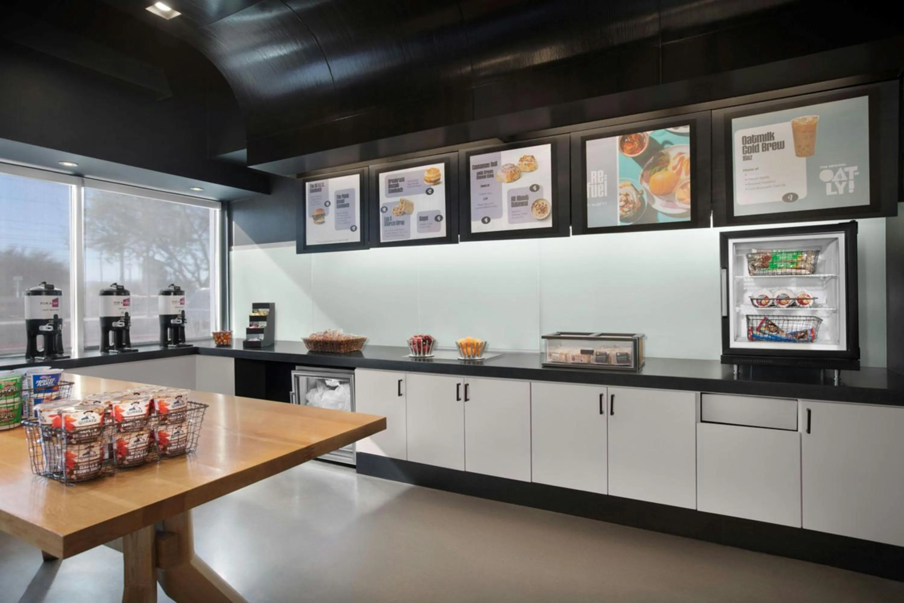 Restaurant/places to eat in Aloft Phoenix Airport