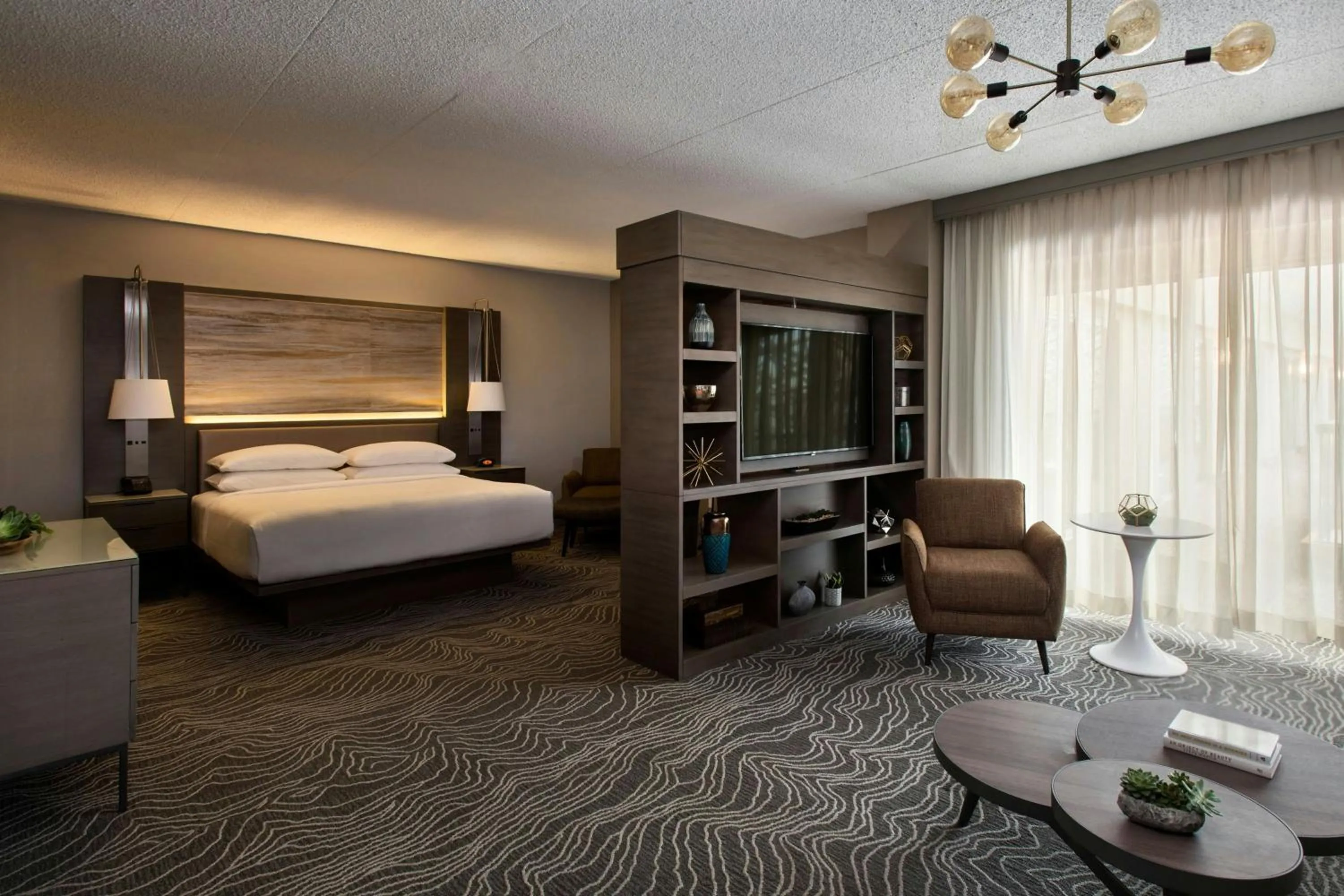 Lounge or bar, Bed in Marriott Melville Long Island