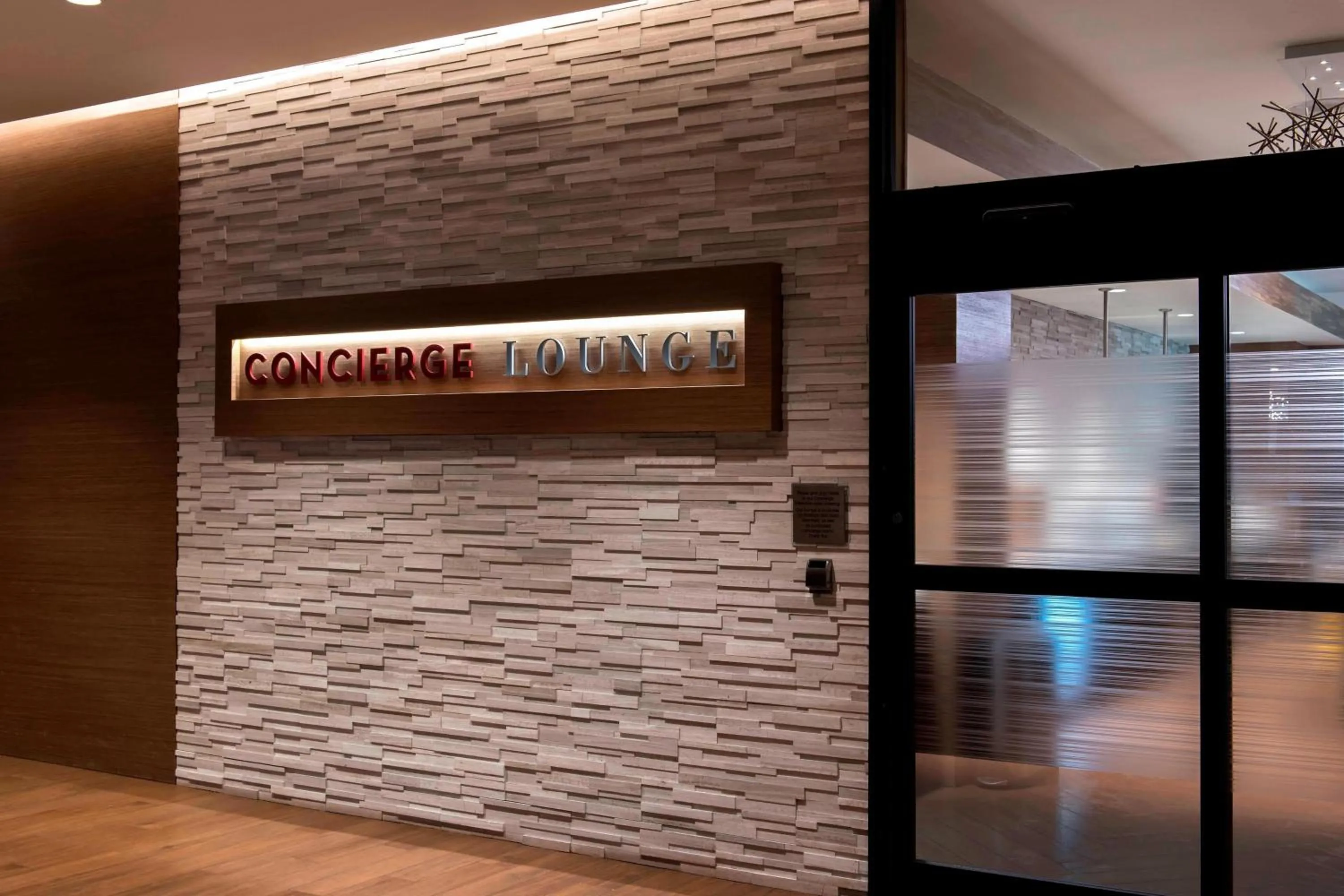 Lounge or bar in Marriott Melville Long Island