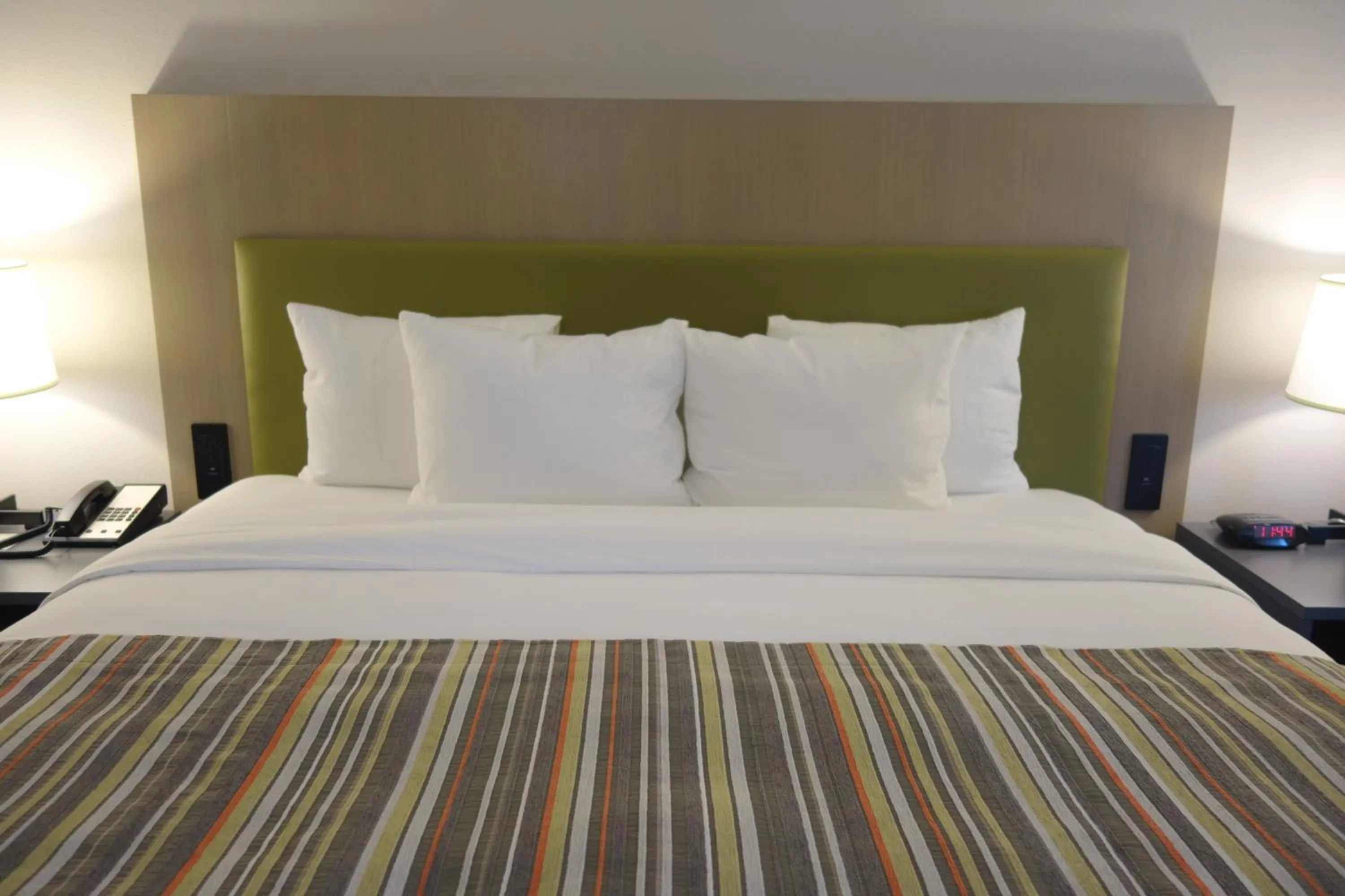 Bed in Country Inn & Suites by Radisson, La Crosse, WI