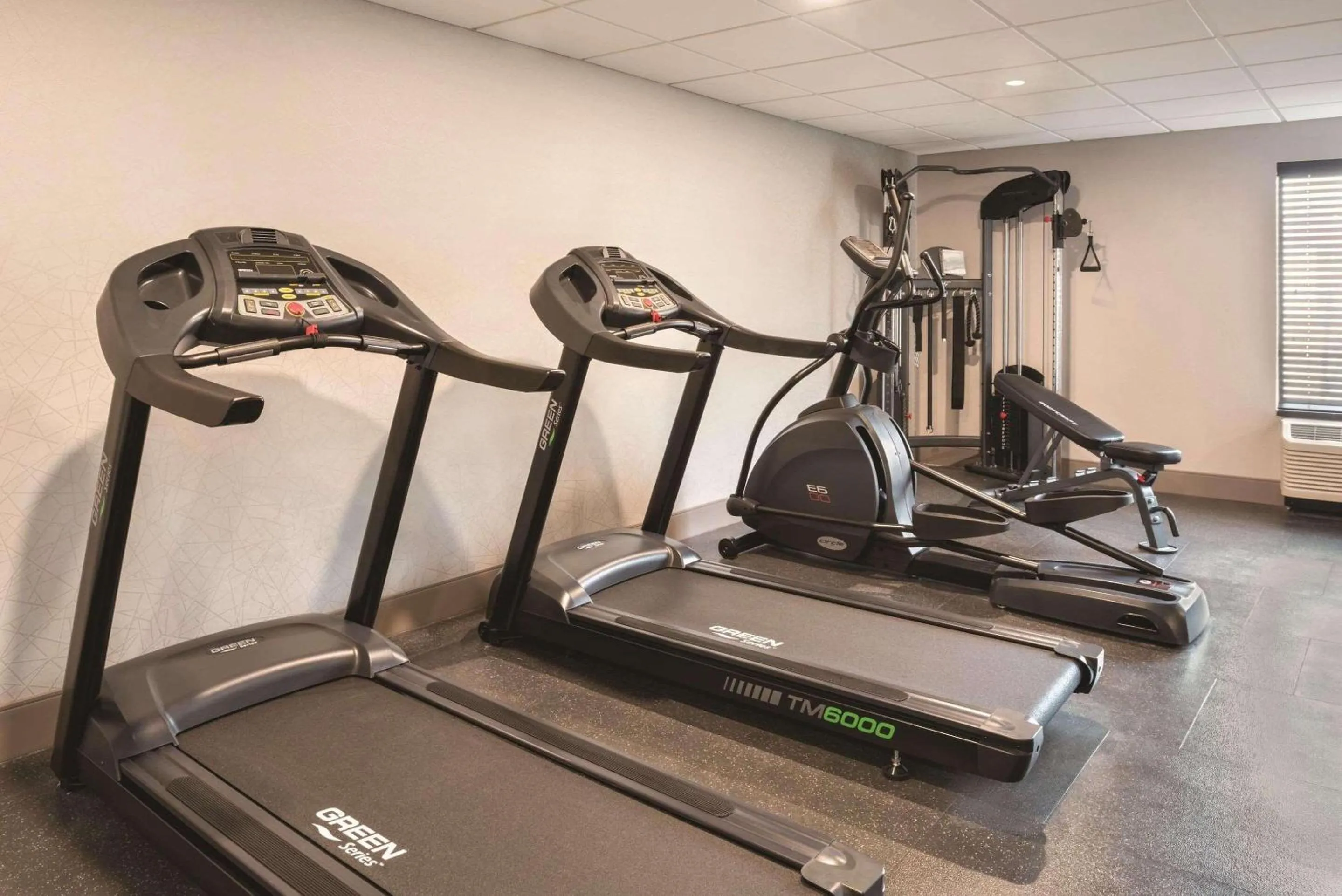 Fitness centre/facilities in Country Inn & Suites by Radisson, La Crosse, WI