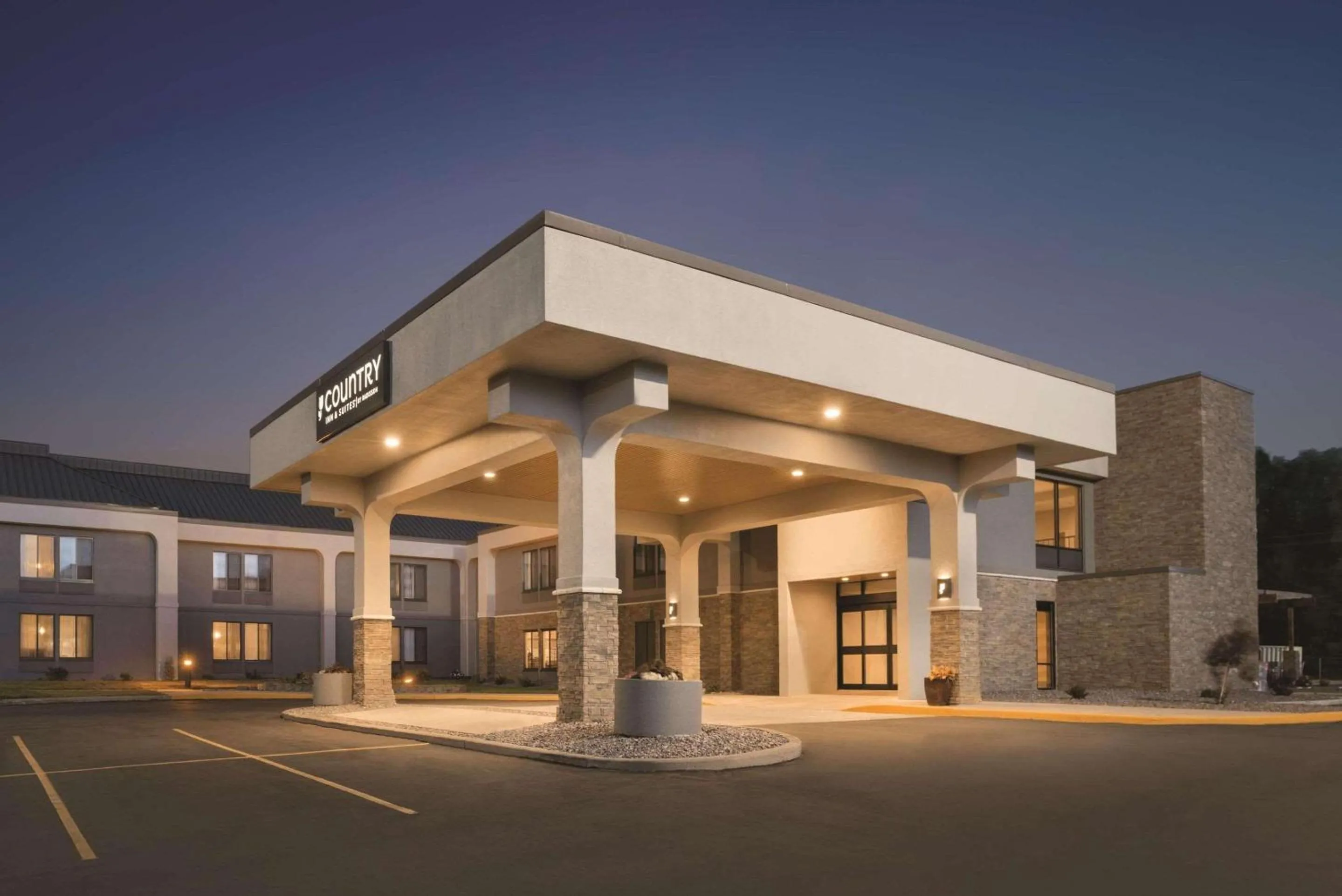 Property building in Country Inn & Suites by Radisson, La Crosse, WI