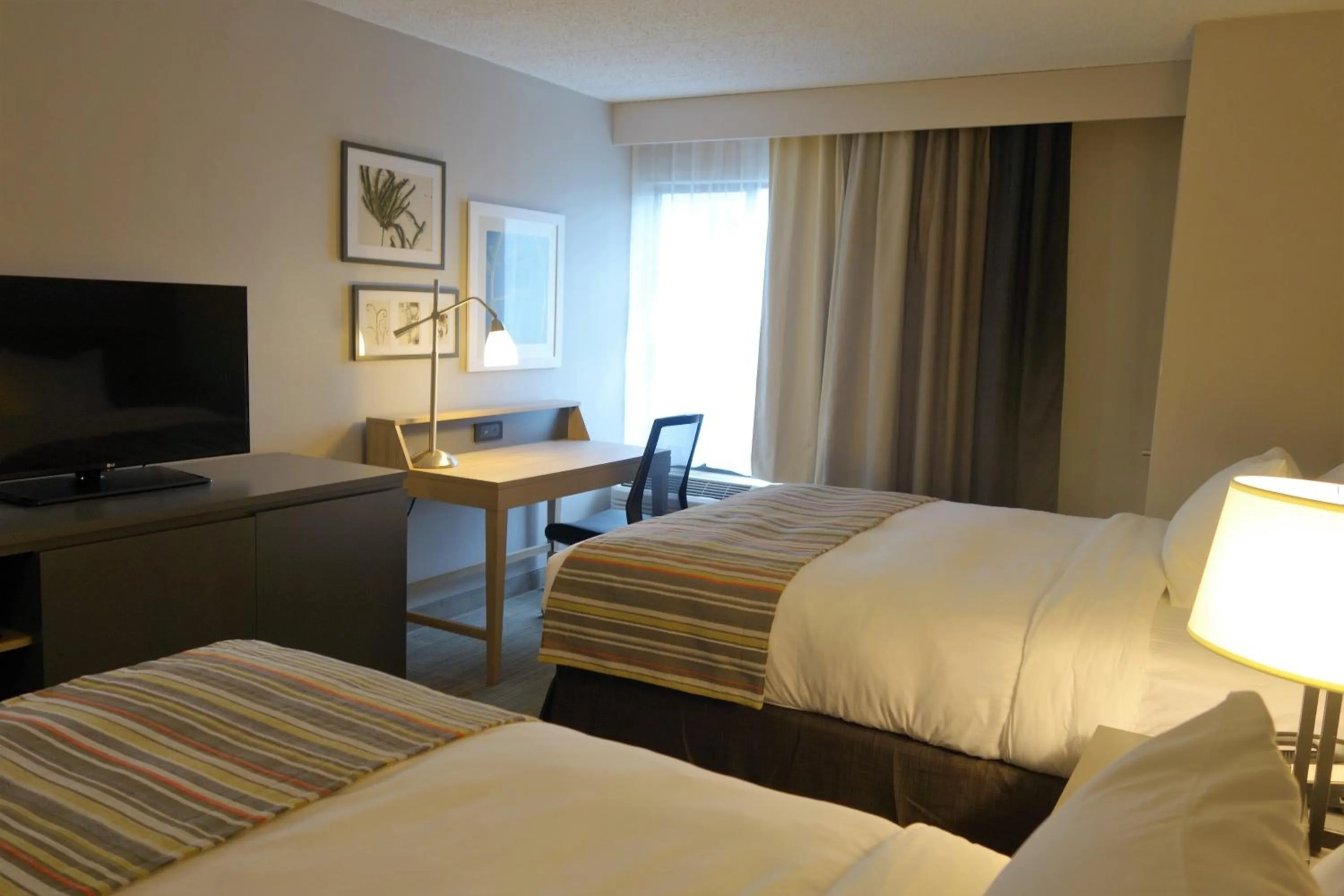 Bed in Country Inn & Suites by Radisson, La Crosse, WI