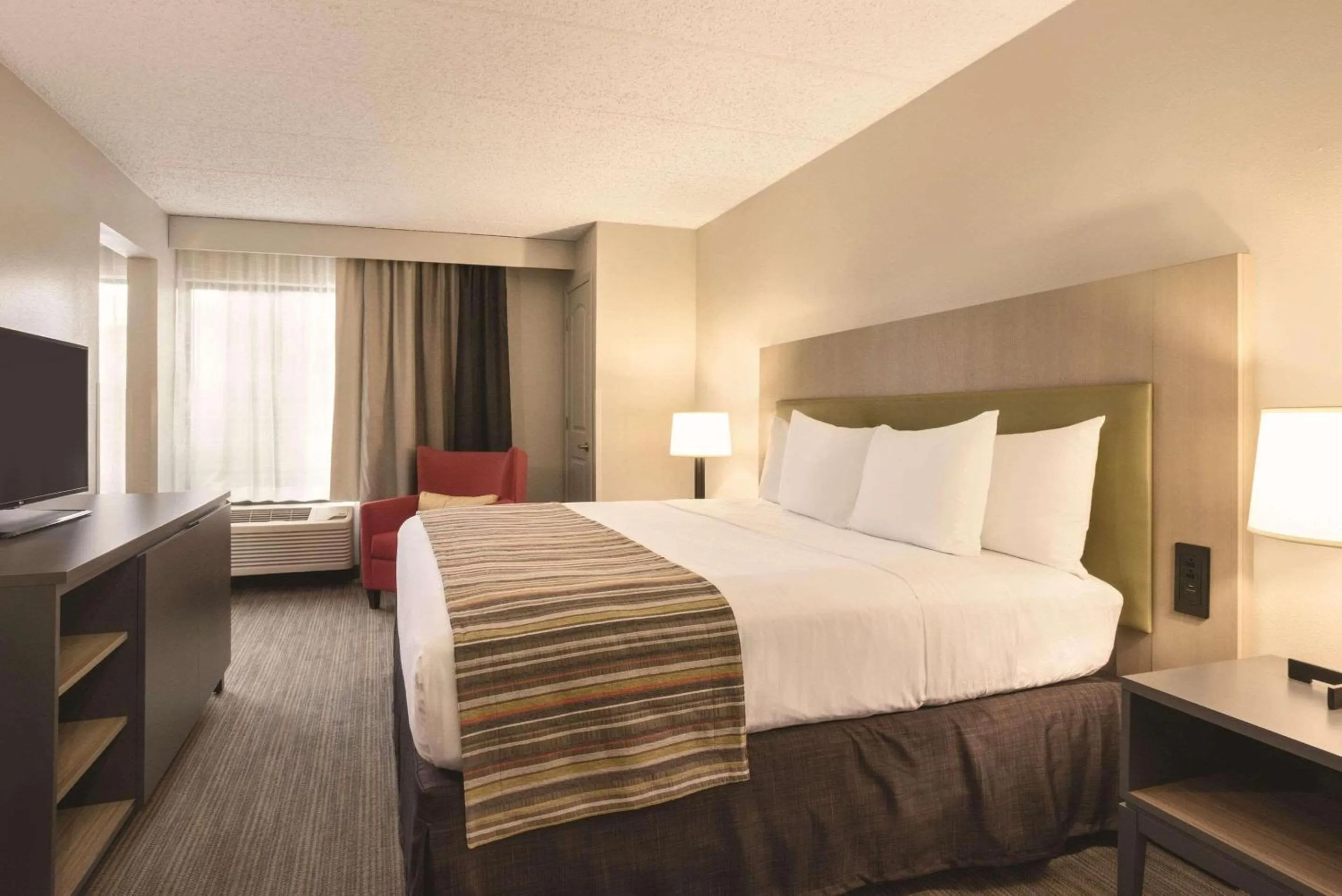 Bedroom, Bed in Country Inn & Suites by Radisson, La Crosse, WI
