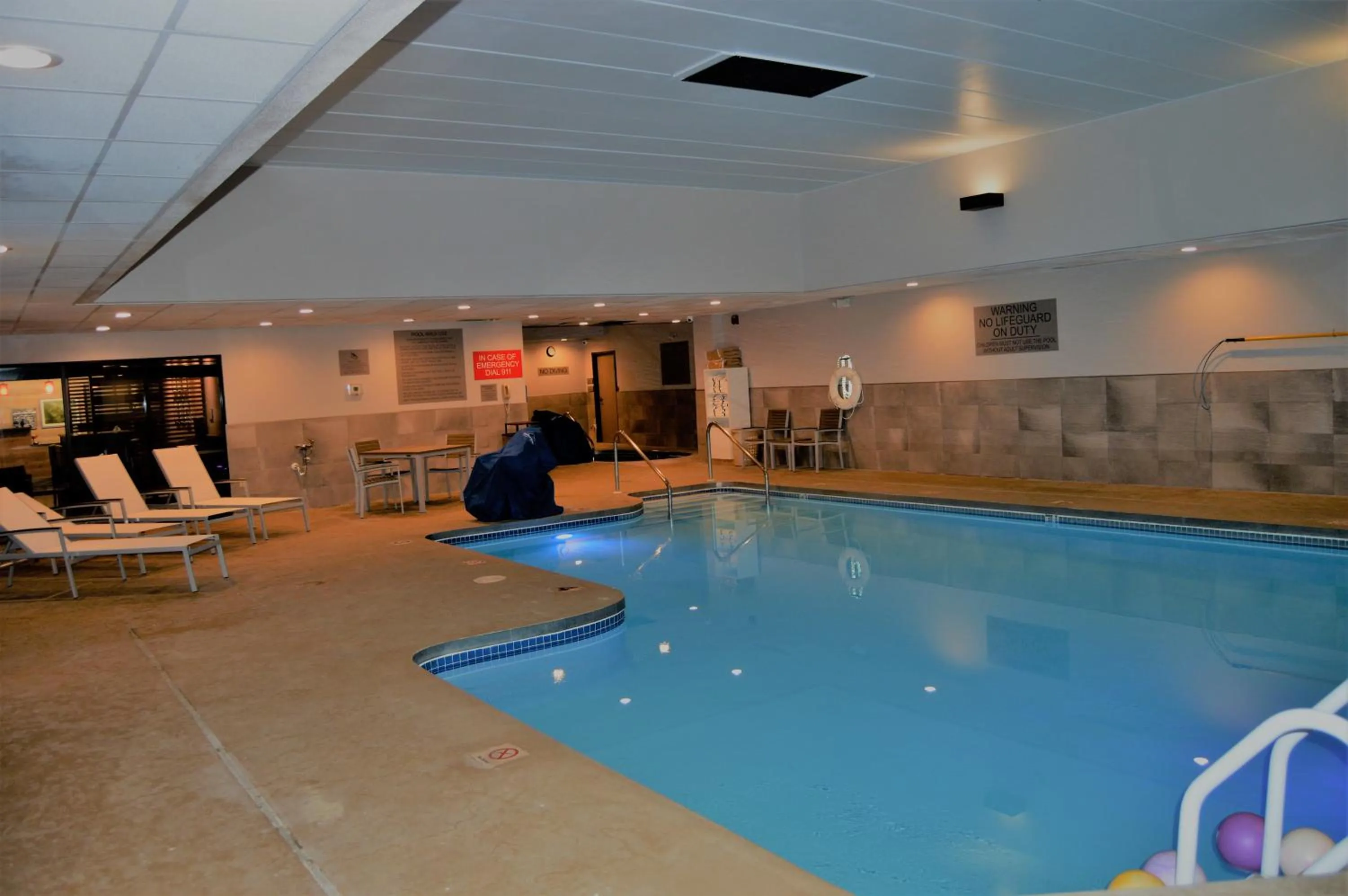Swimming pool in Country Inn & Suites by Radisson, La Crosse, WI