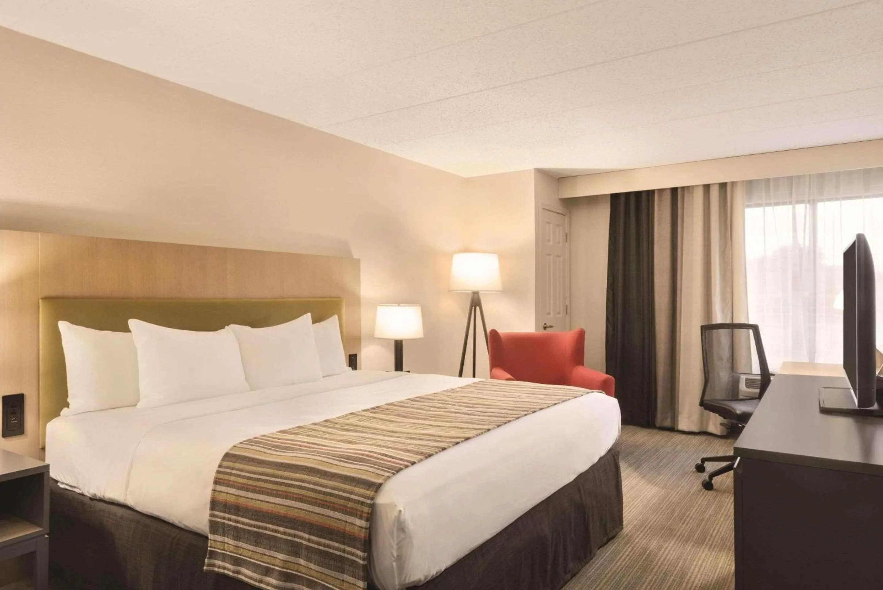 Bedroom, Bed in Country Inn & Suites by Radisson, La Crosse, WI
