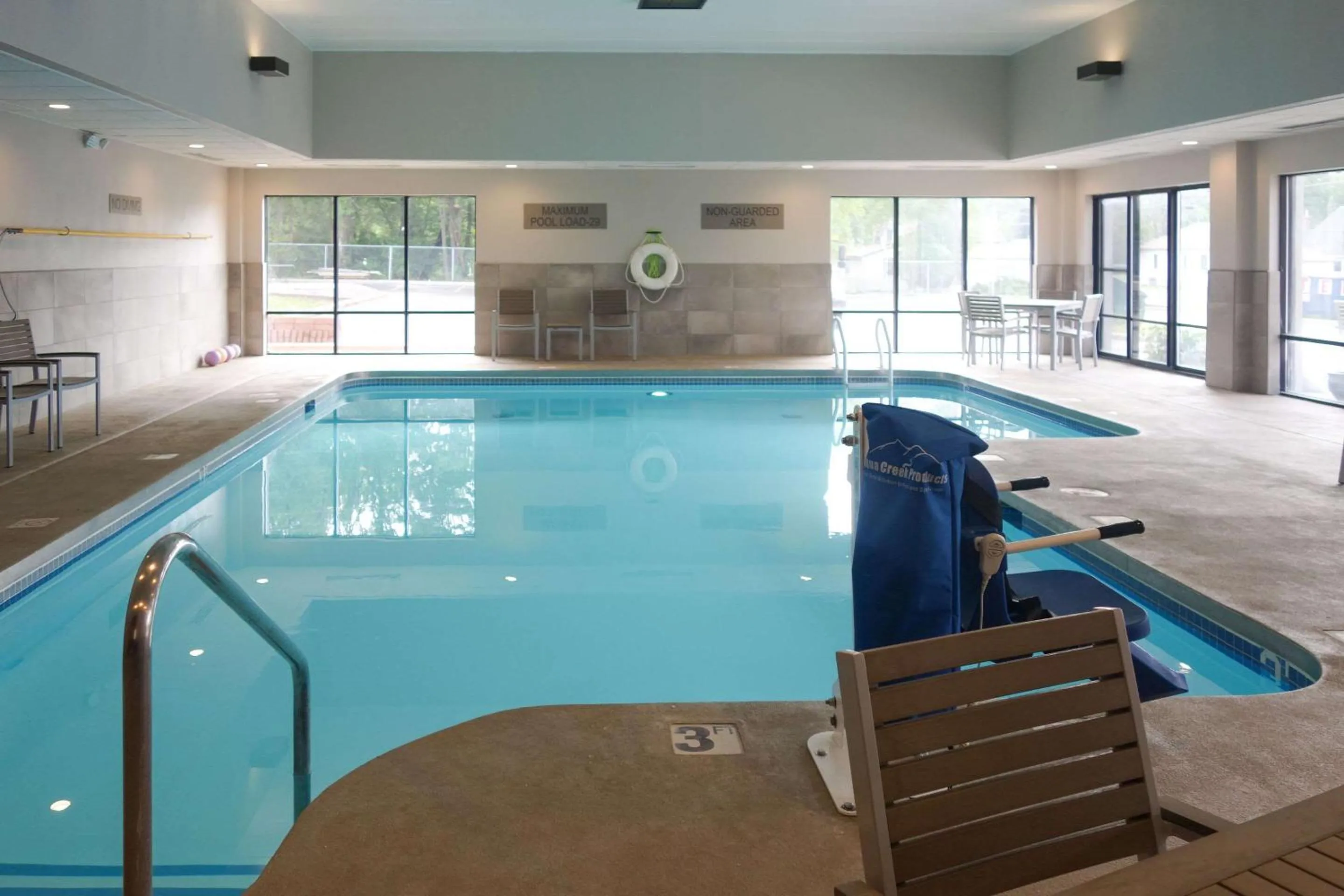 Swimming pool in Country Inn & Suites by Radisson, La Crosse, WI