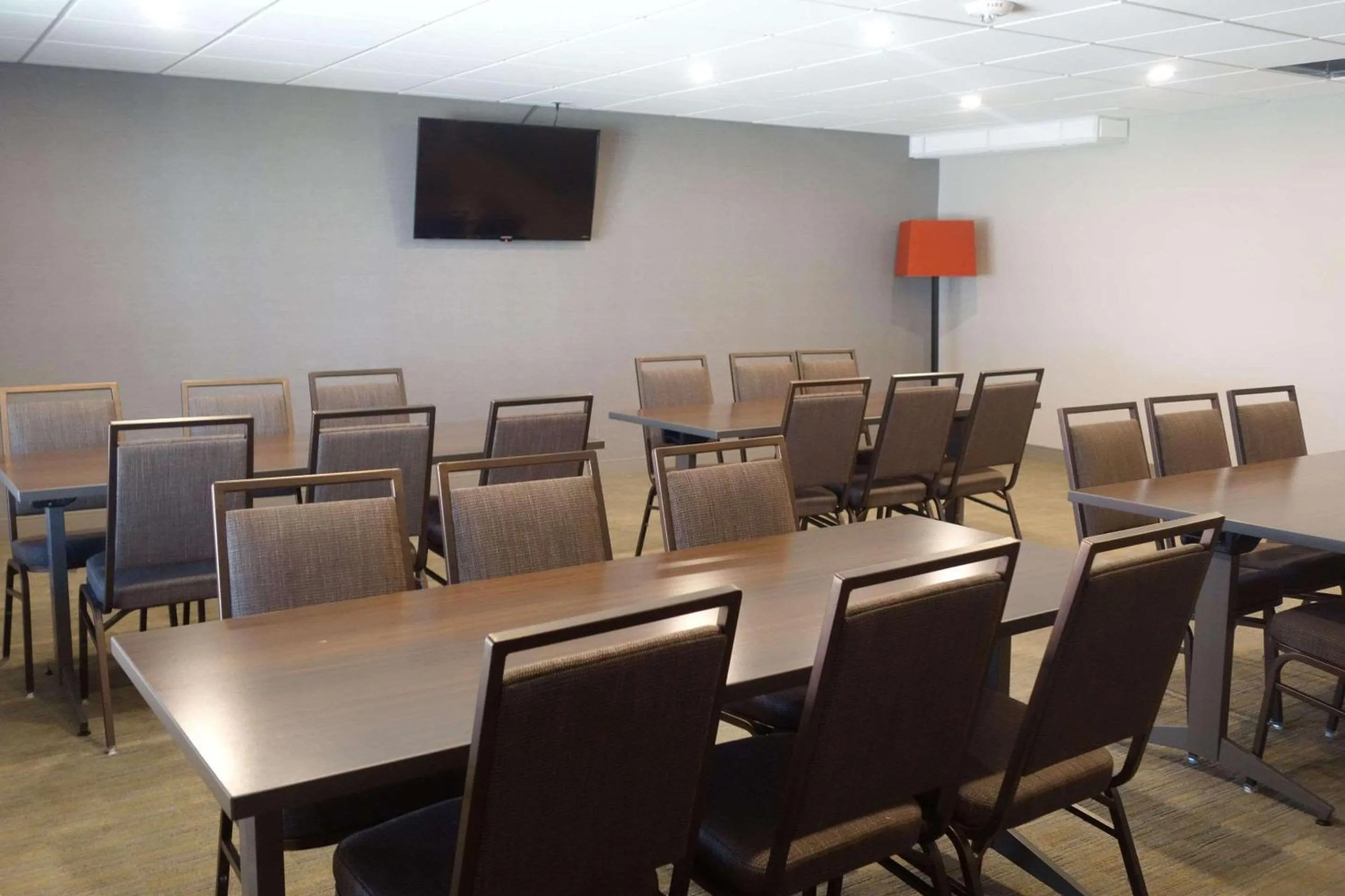Meeting/conference room in Country Inn & Suites by Radisson, La Crosse, WI