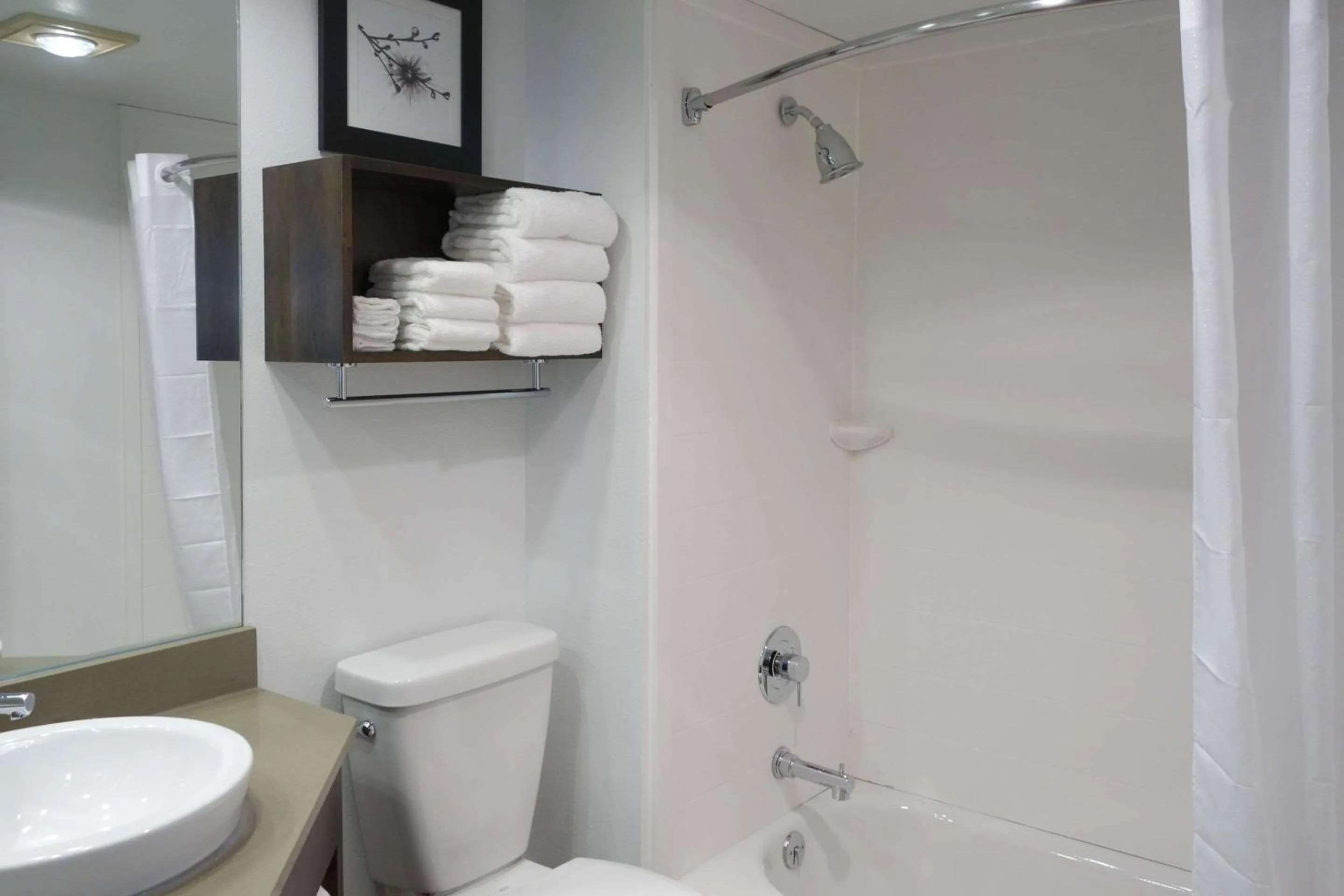 Bedroom in Country Inn & Suites by Radisson, La Crosse, WI