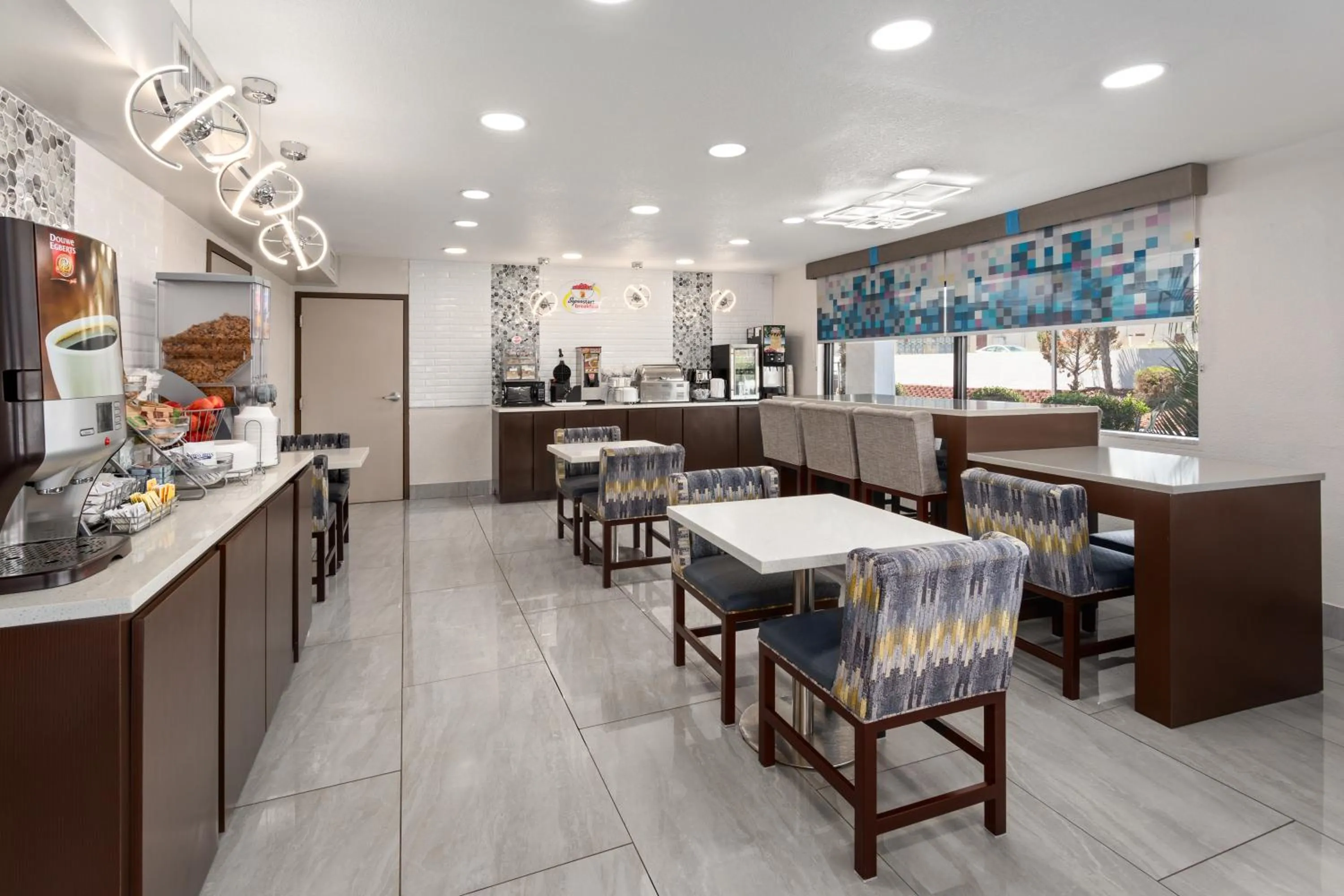 Dining area in Super 8 by Wyndham Prattville Montgomery