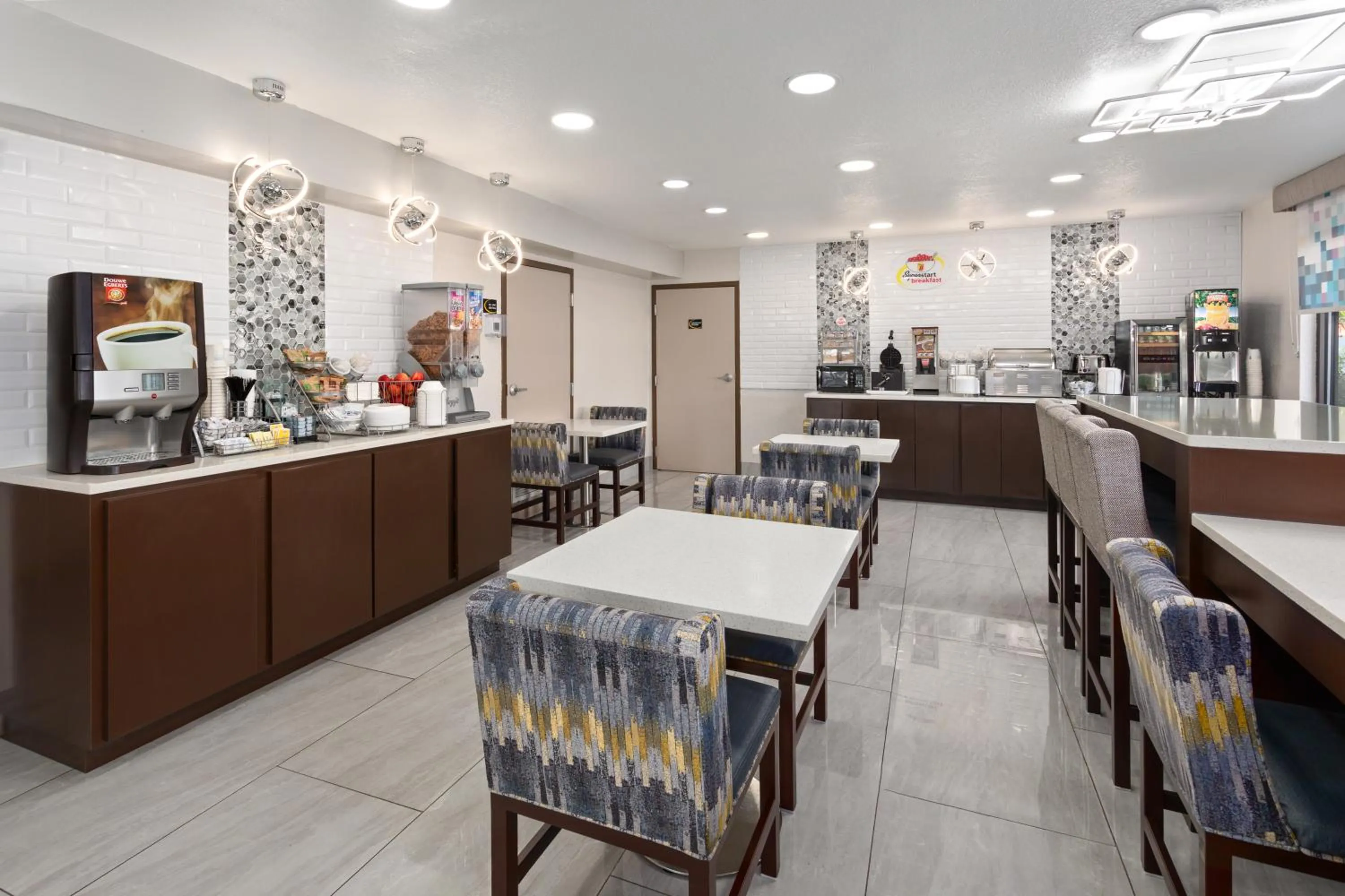 Dining area in Super 8 by Wyndham Prattville Montgomery