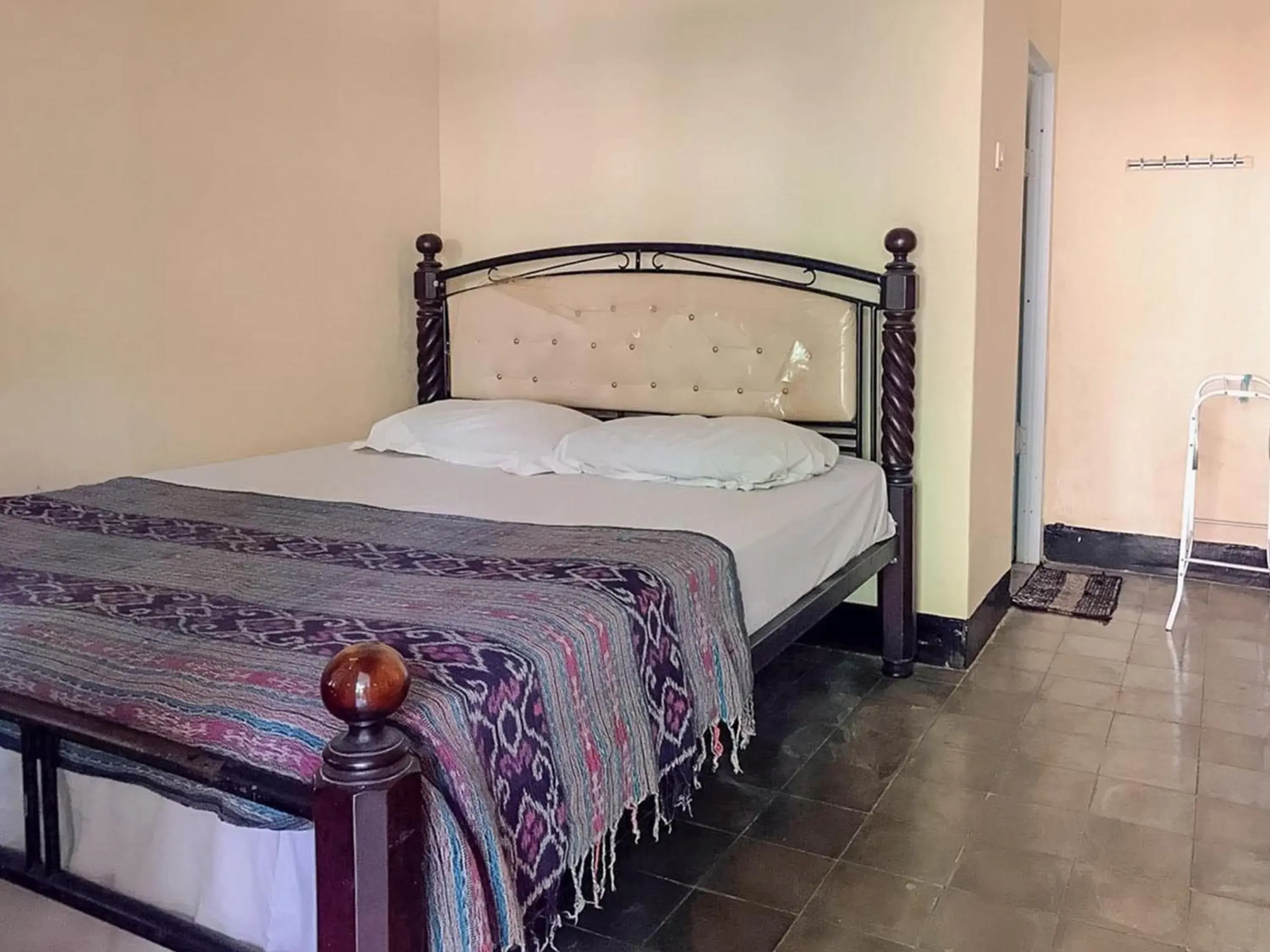 Standard Double Room with Fan in Oka Homestay Mitra RedDoorz Standard Double Room with Fan in Oka Homestay Mitra RedDoorz