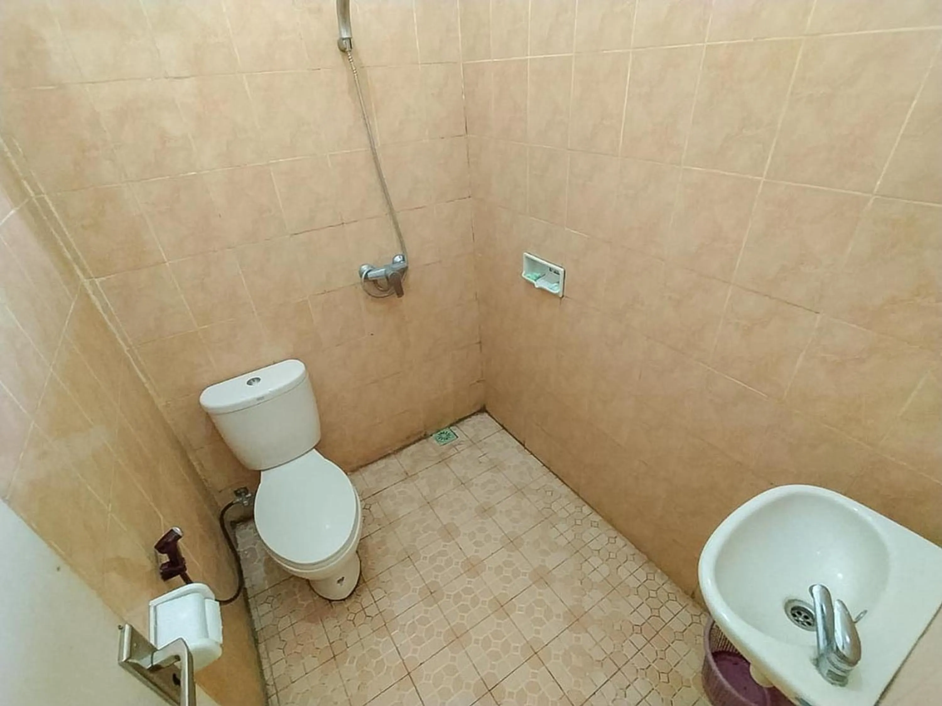 Bathroom in Oka Homestay Mitra RedDoorz