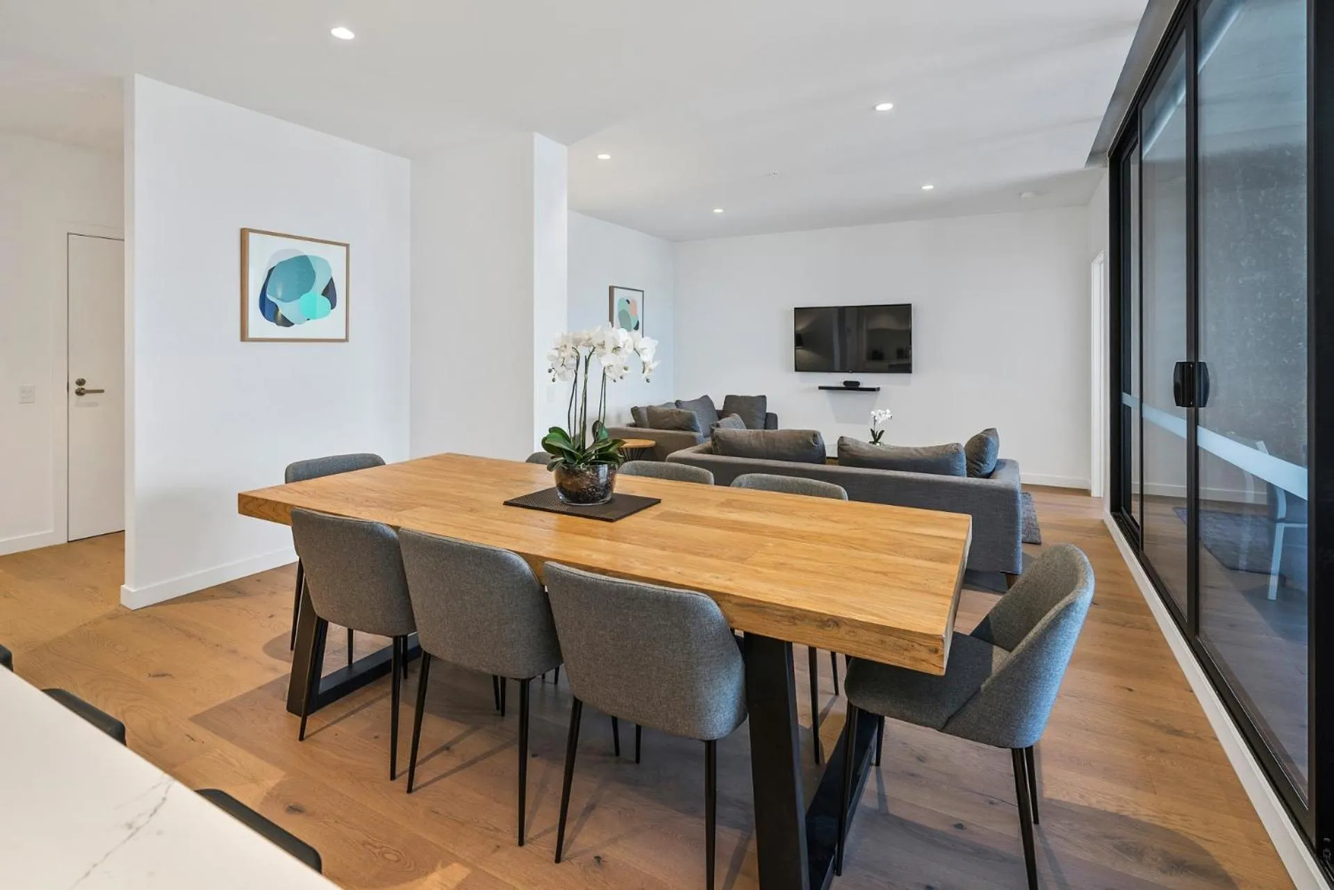 TV and multimedia in Anchorage Apartments Hampton