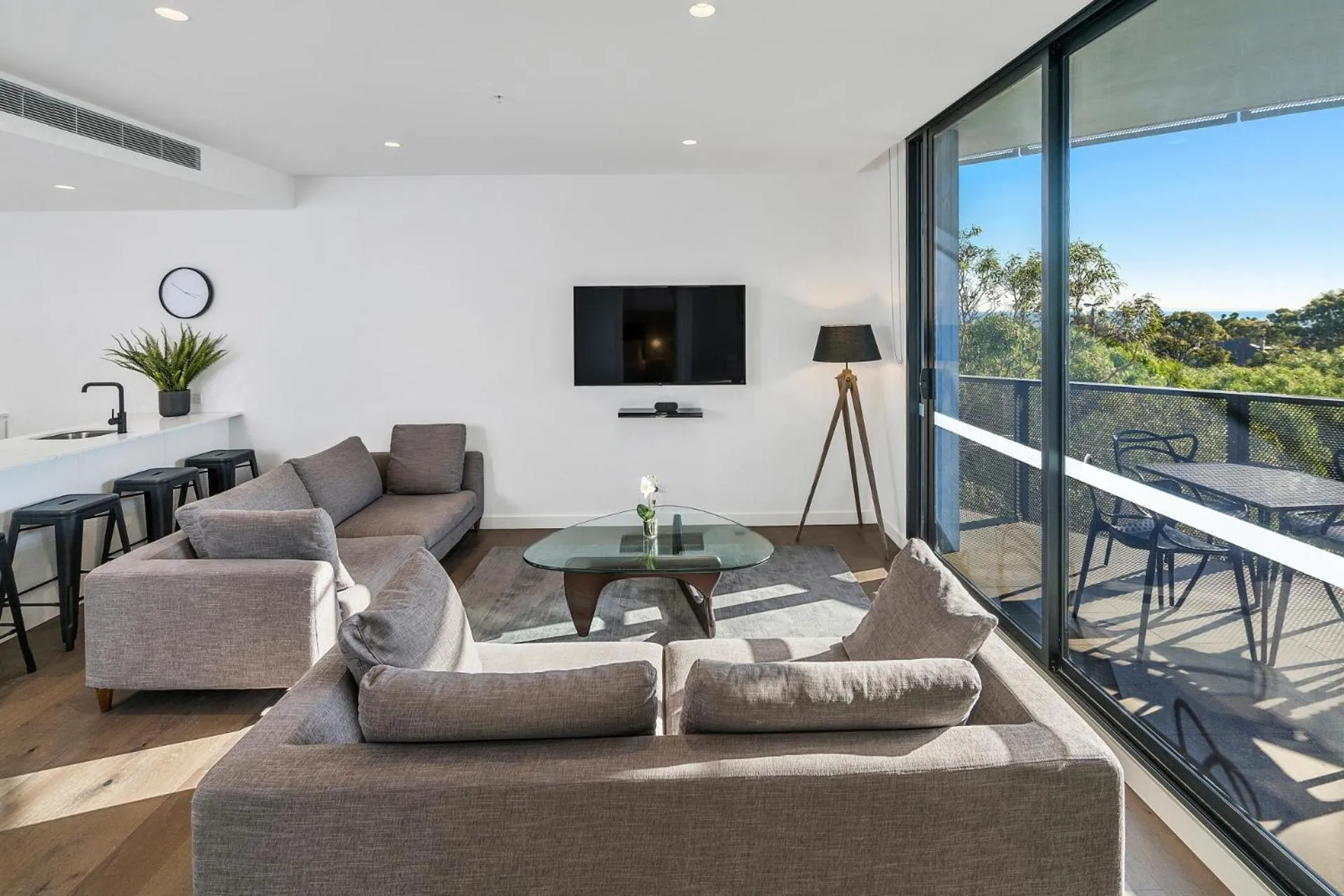 TV and multimedia in Anchorage Apartments Hampton