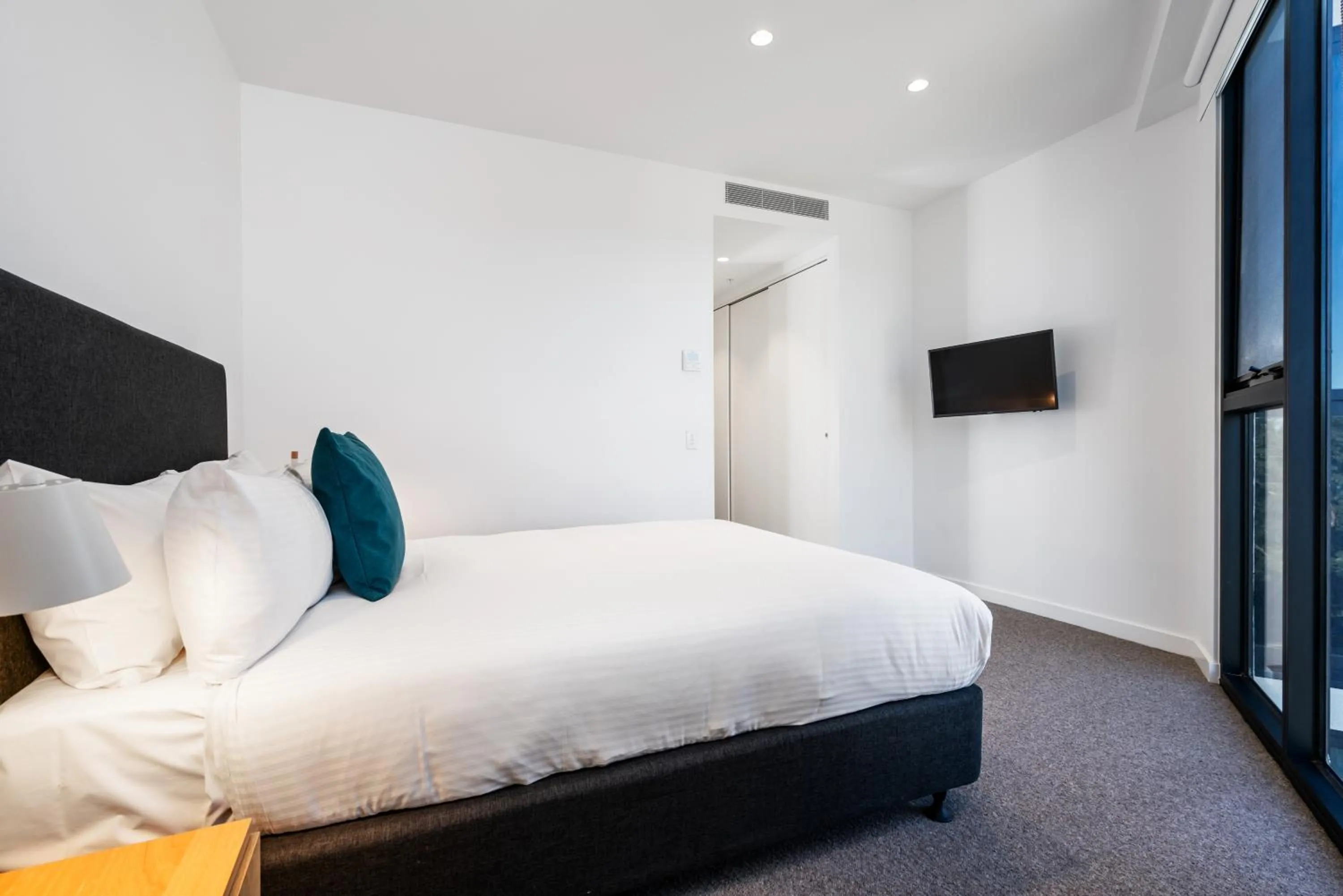 Bedroom, Bed in Anchorage Apartments Hampton