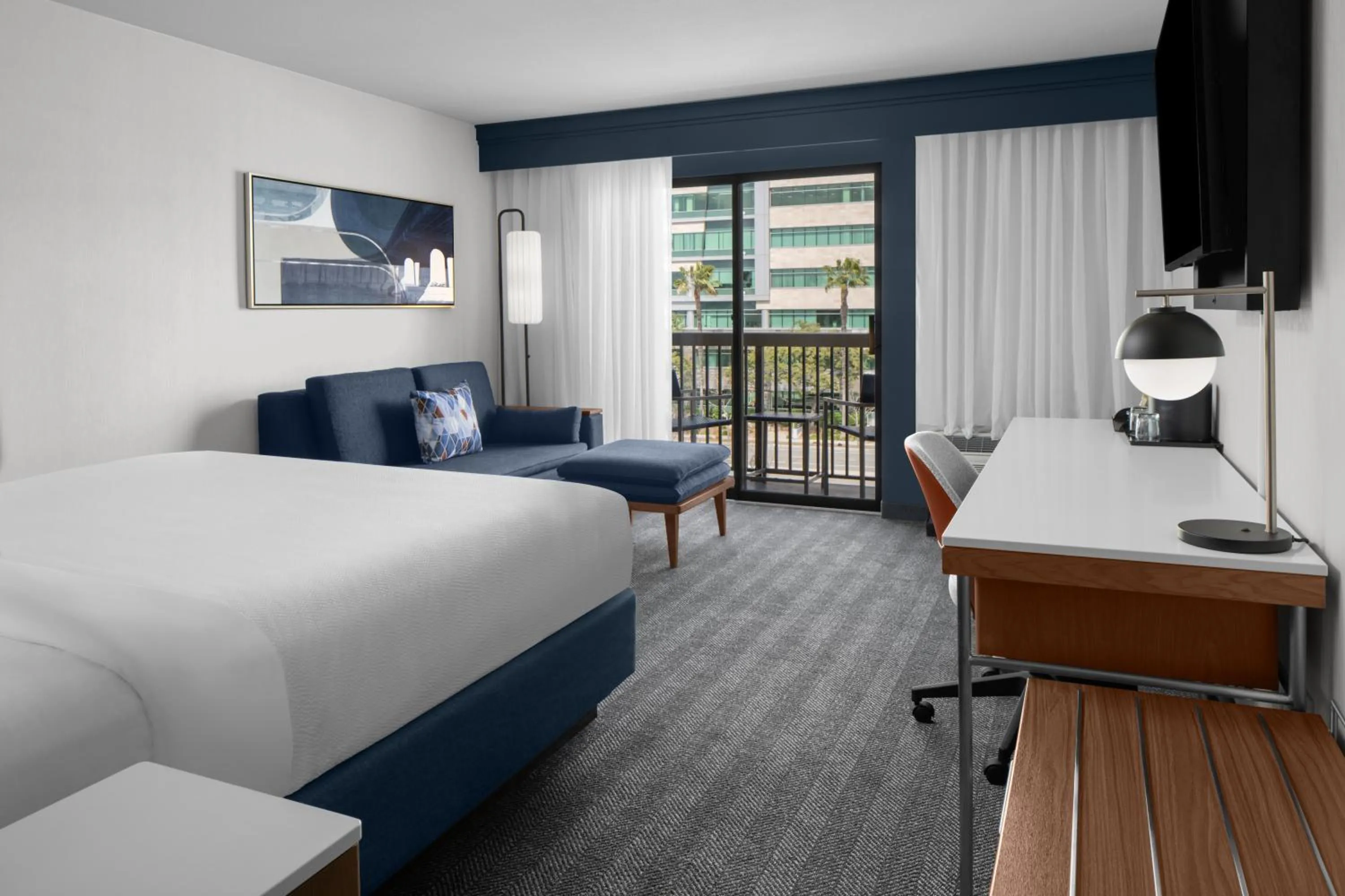Photo of the whole room, Bed in Courtyard by Marriott San Diego Central