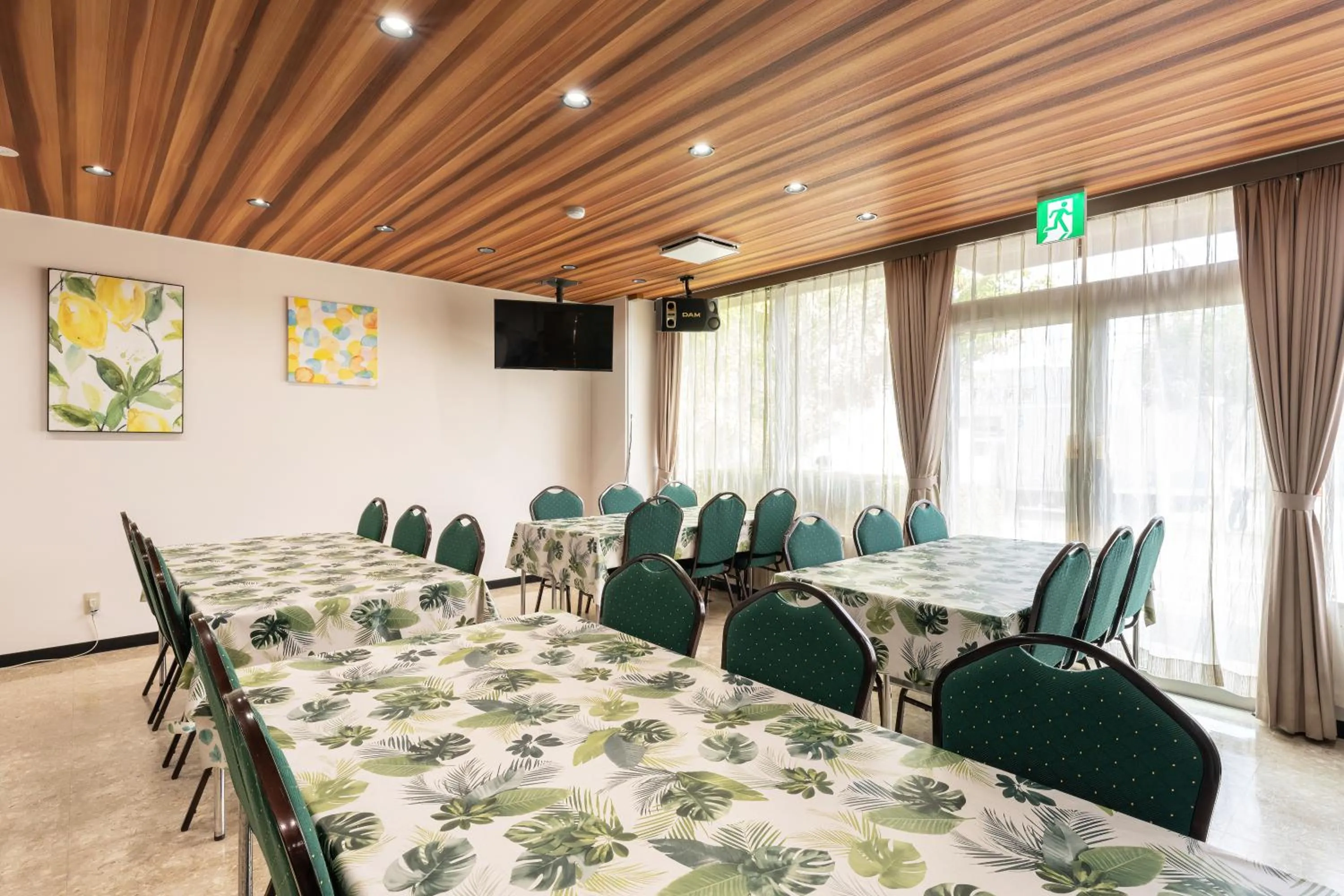 Restaurant/places to eat in Omura Central Hotel