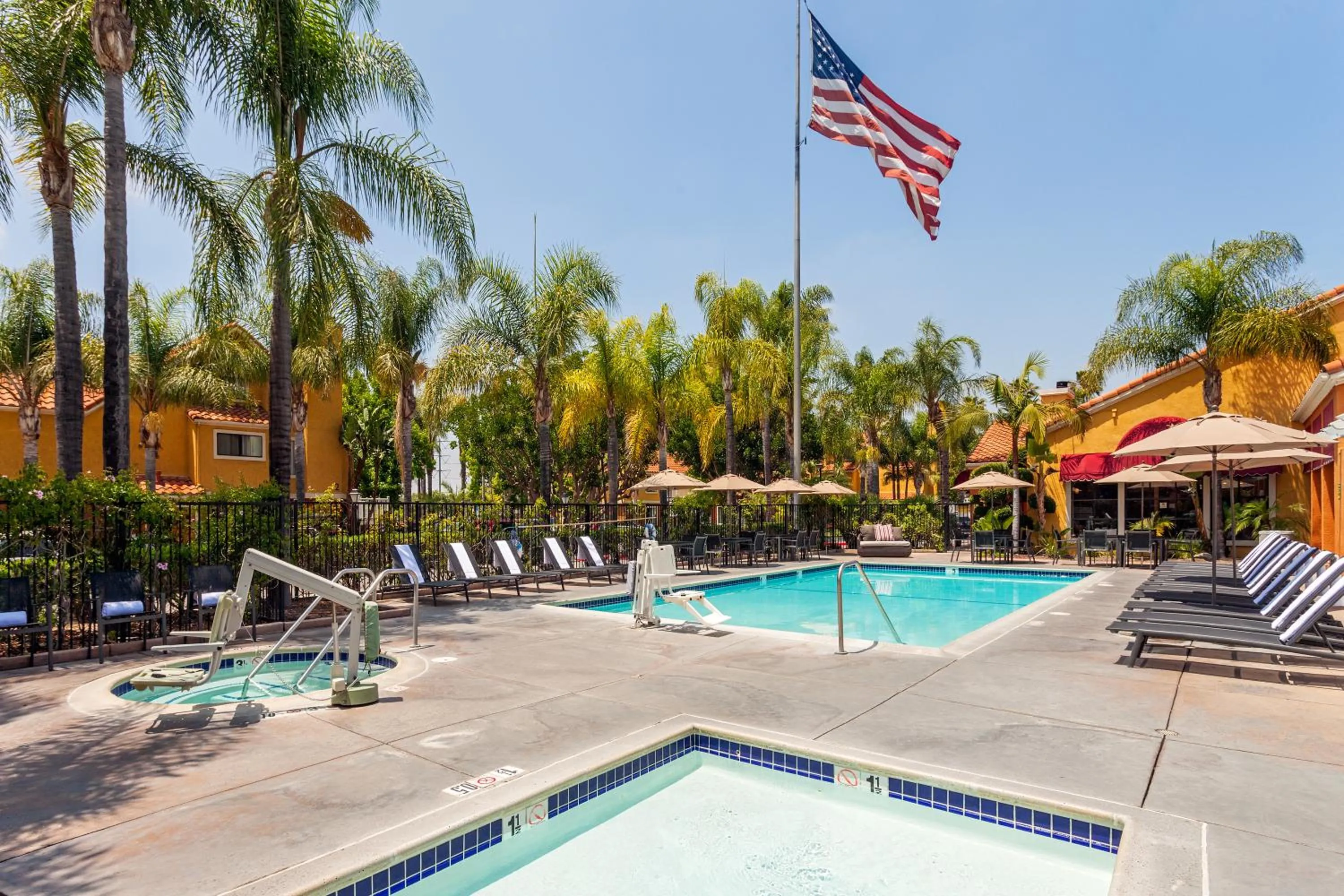 Swimming pool in Clementine Hotel & Suites Anaheim