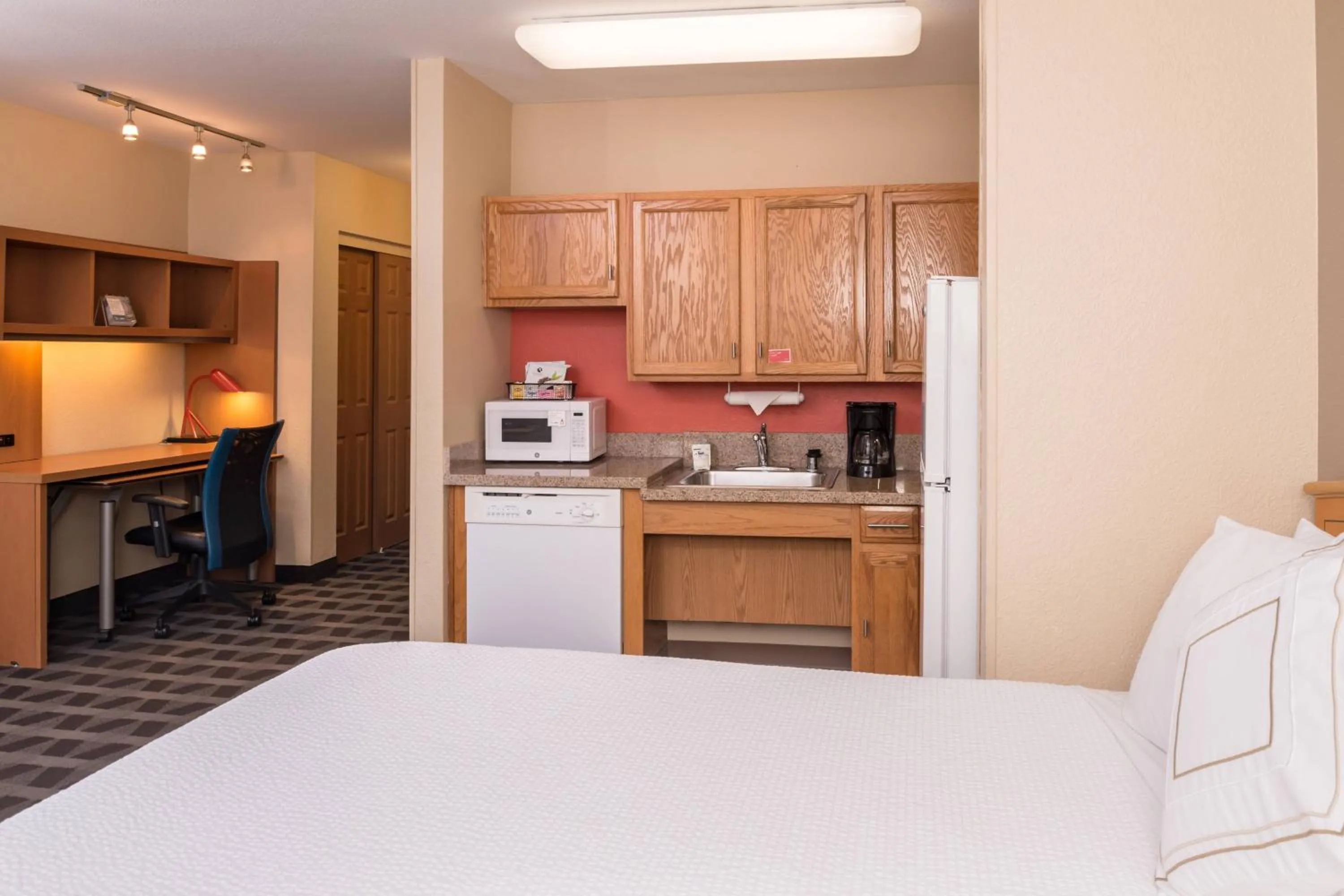 Living room, Bed in TownePlace Suites by Marriott Anaheim Maingate Near Angel Stadium