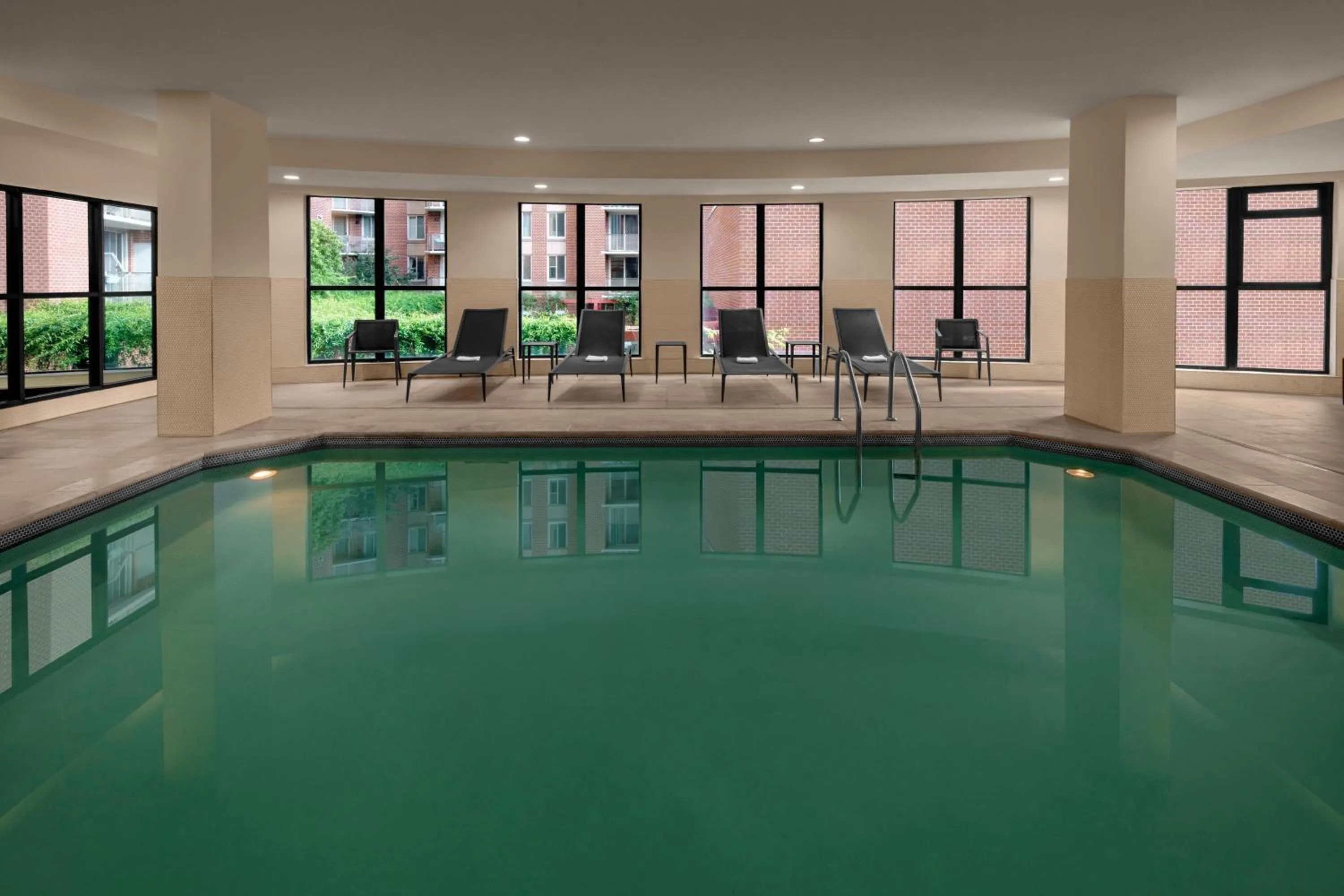 Swimming pool in Courtyard by Marriott Washington Capitol Hill/Navy Yard