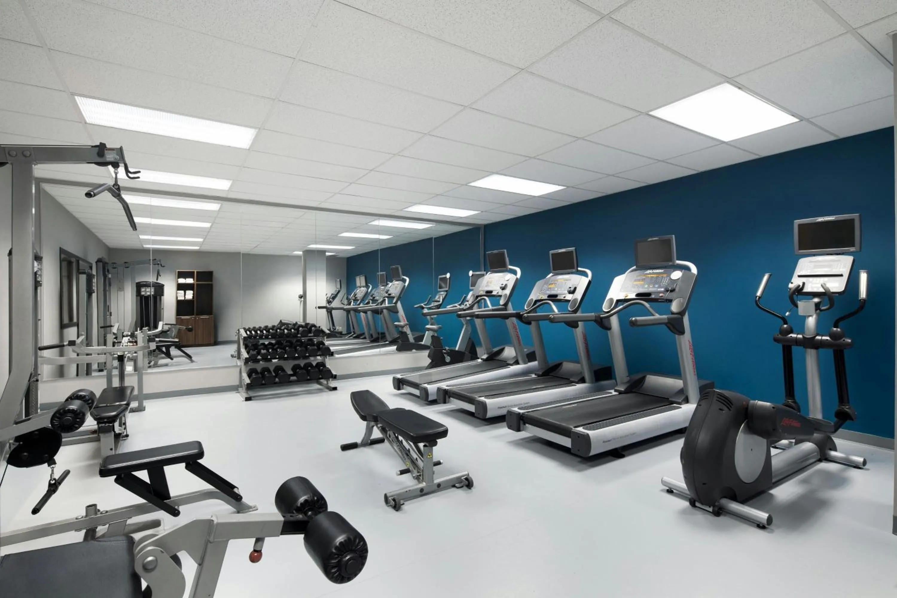 Fitness centre/facilities in Courtyard by Marriott Montreal Airport