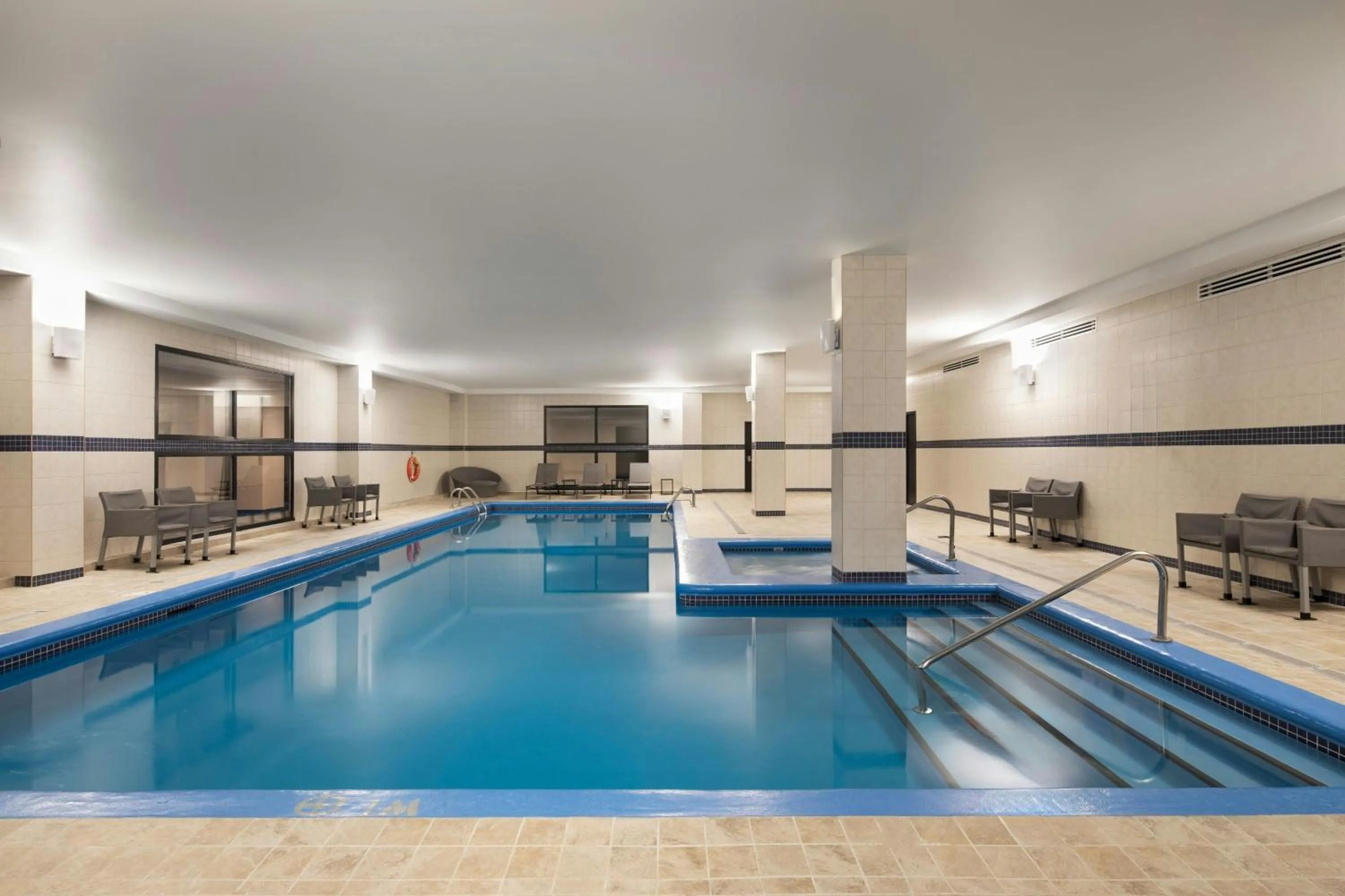 Swimming pool in Courtyard by Marriott Montreal Airport