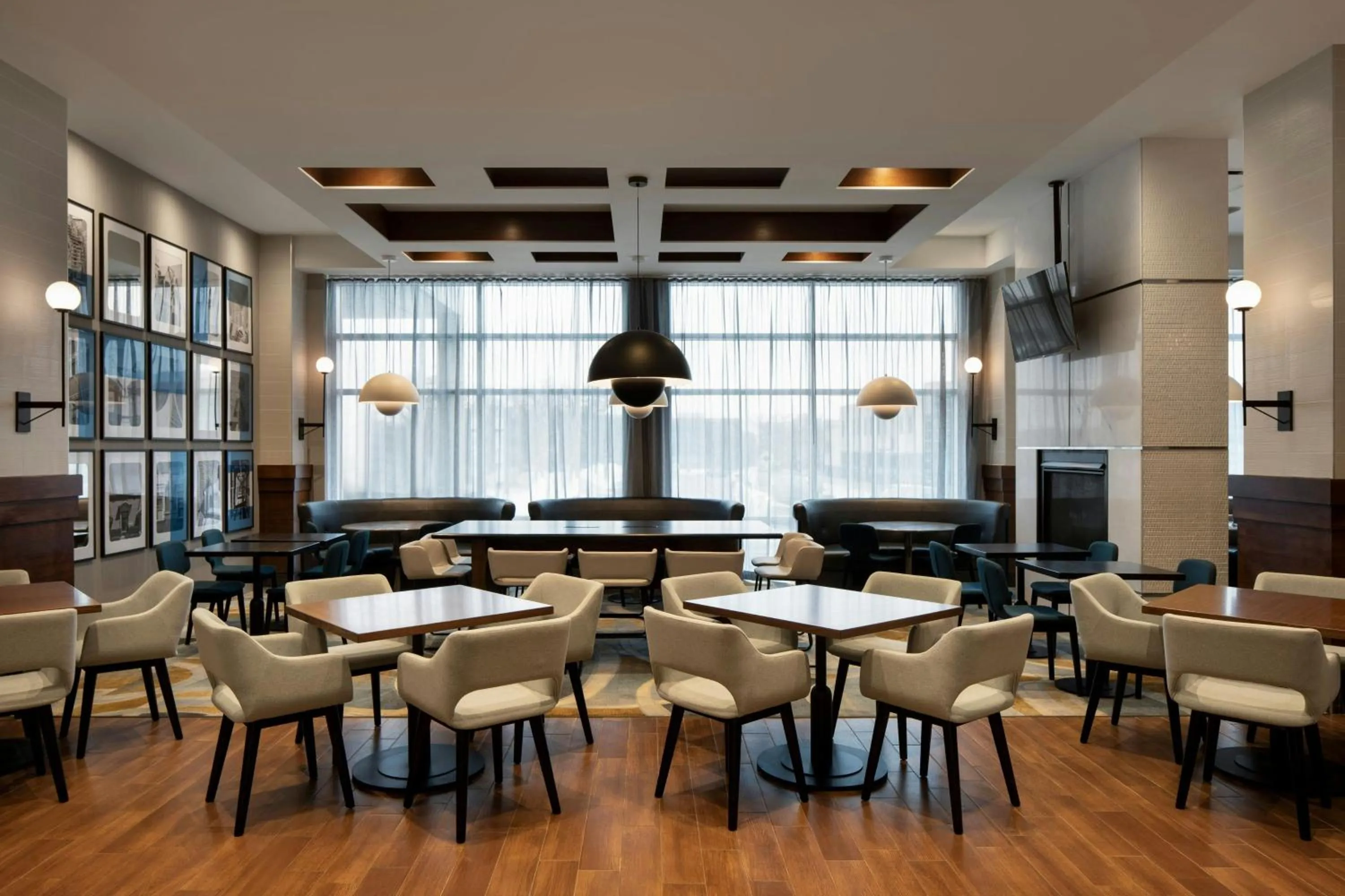 Restaurant/places to eat in Courtyard by Marriott Montreal Airport
