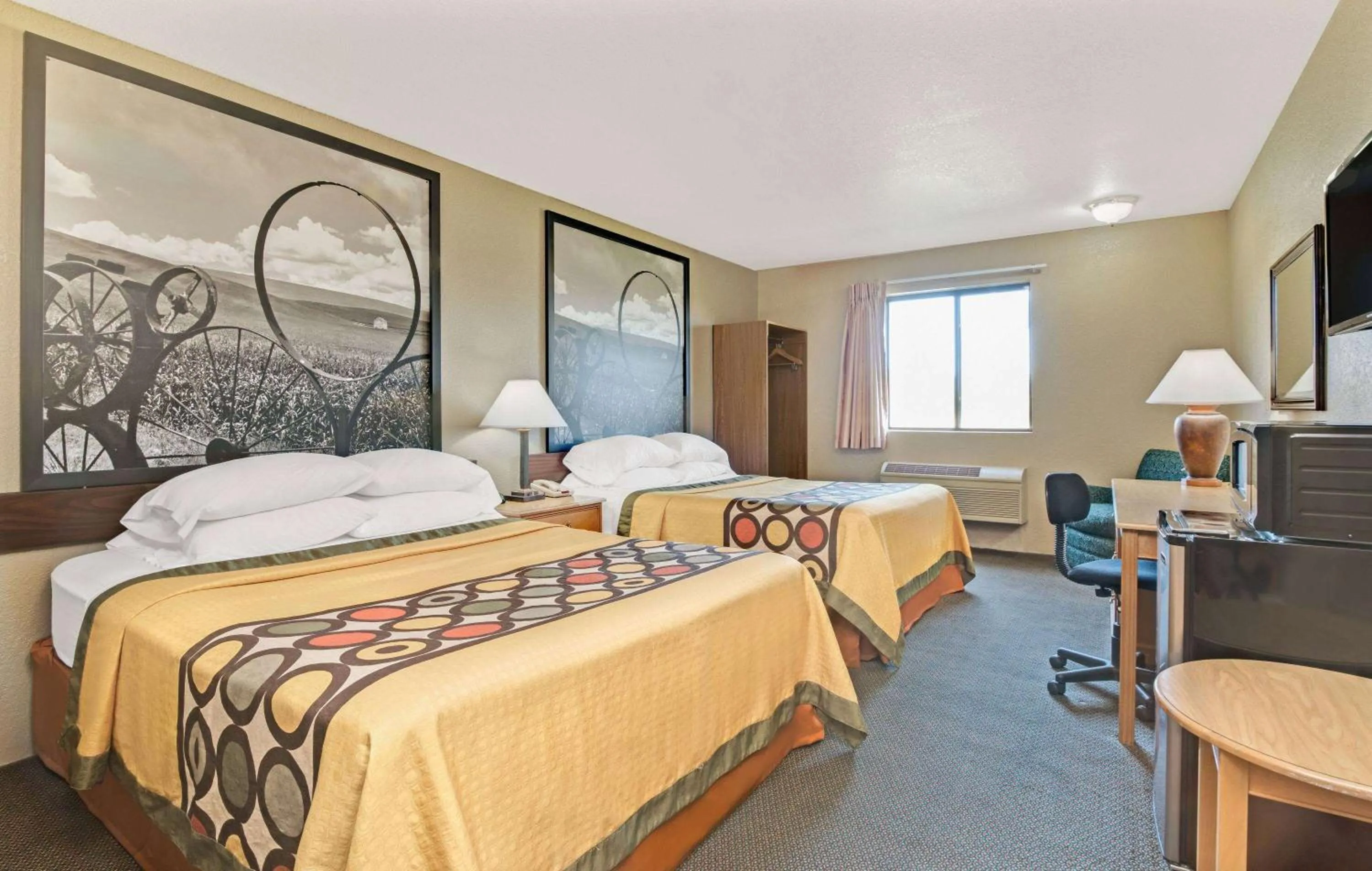 Photo of the whole room, Bed in Super 8 by Wyndham Spokane/West