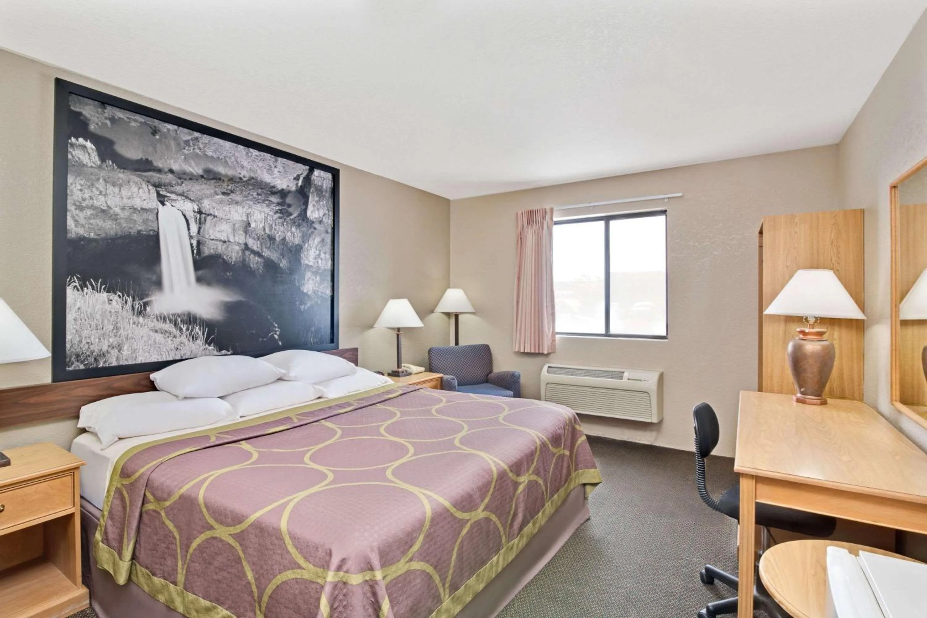 Photo of the whole room, Bed in Super 8 by Wyndham Spokane/West