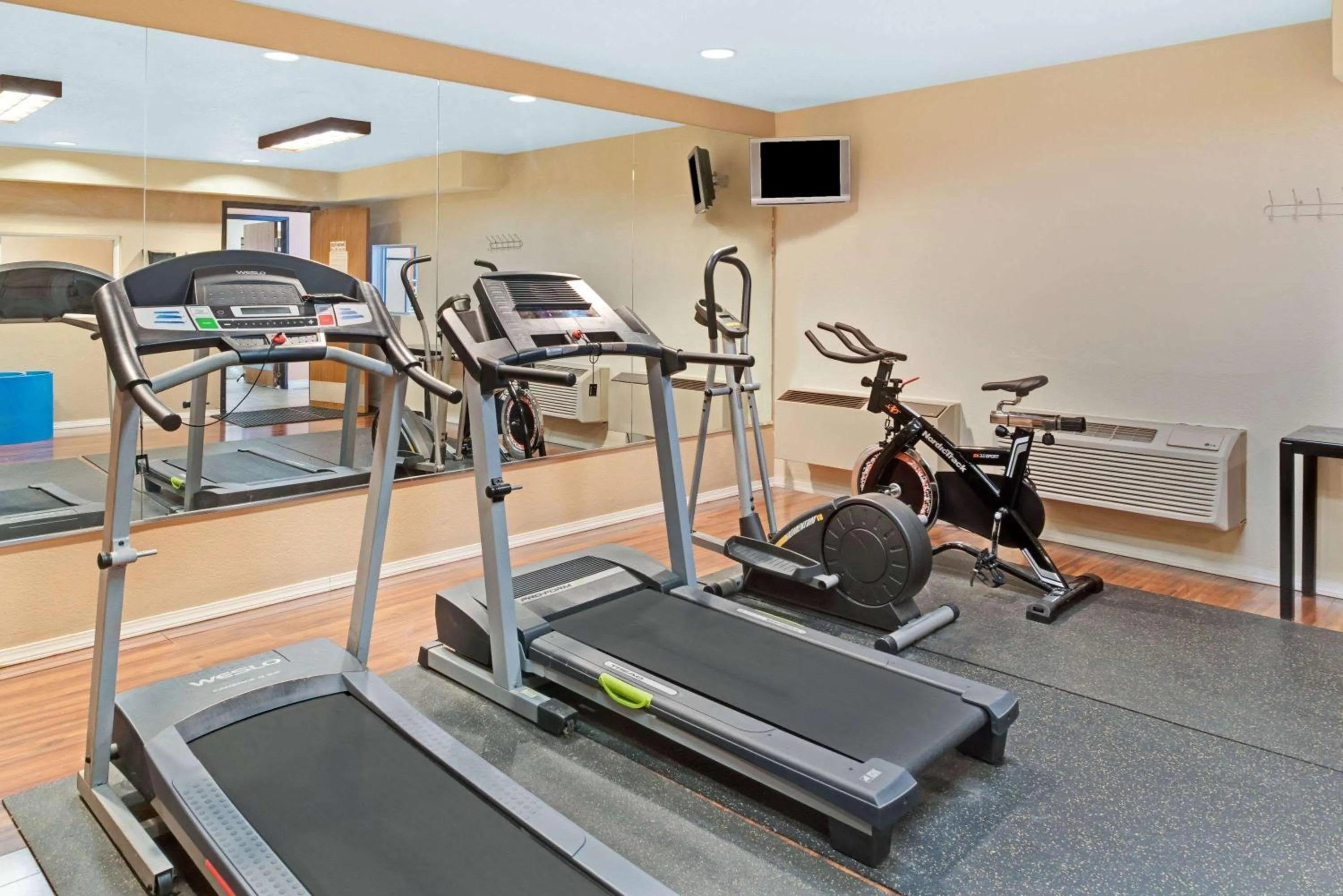 Fitness centre/facilities in Super 8 by Wyndham Spokane/West